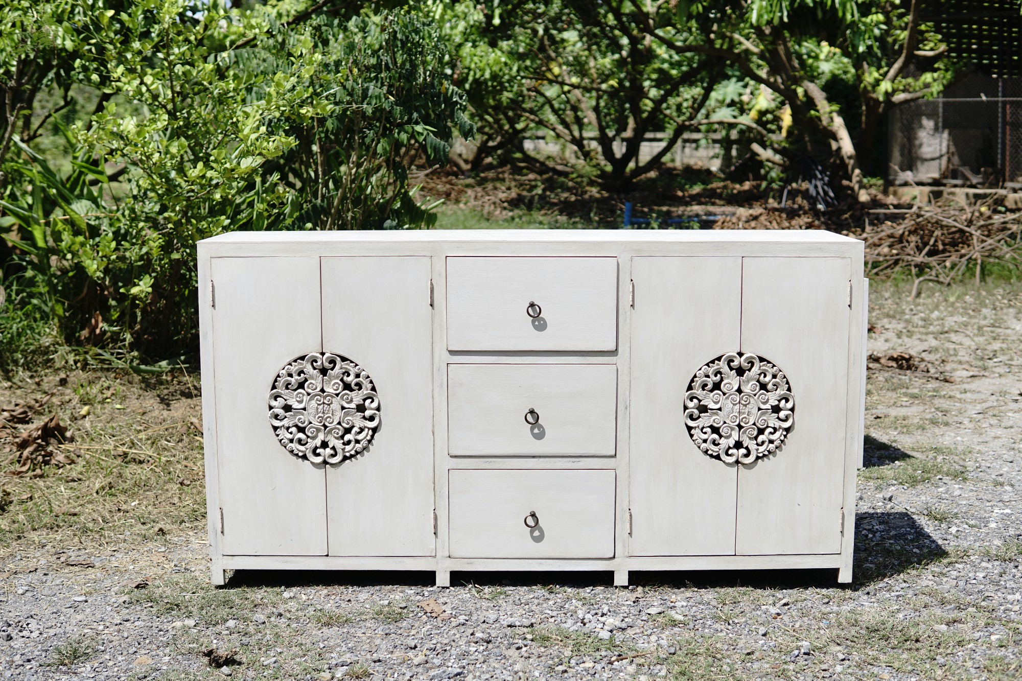 Sideboard 'Sukomvit' mit floralen Schnitzmustern, weiß, T 40 cm, B 150 cm, H 80 cm