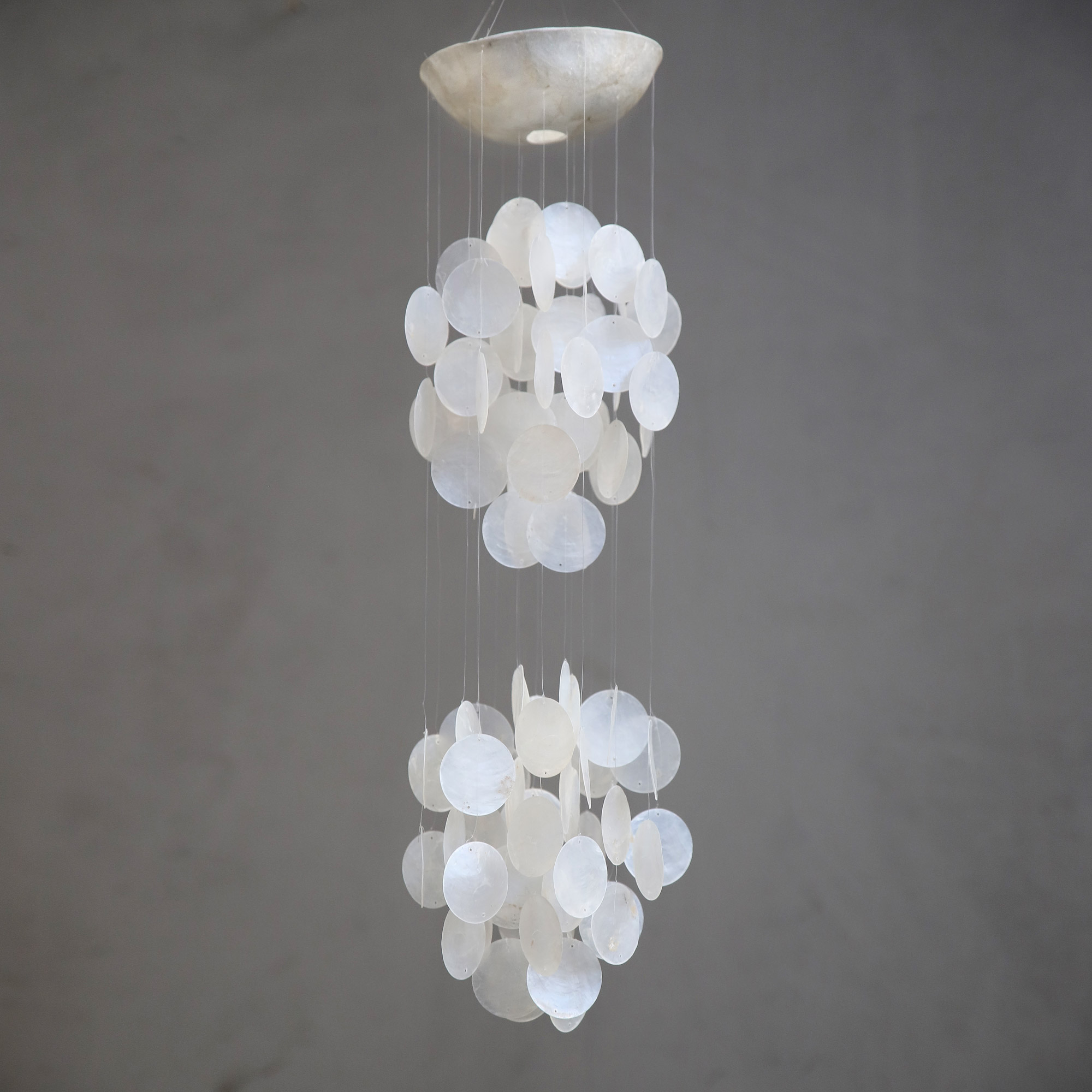 Windspiel 'Cup', Perlmutt weiß, H ca. 60 cm, Ø ca. 20 cm
