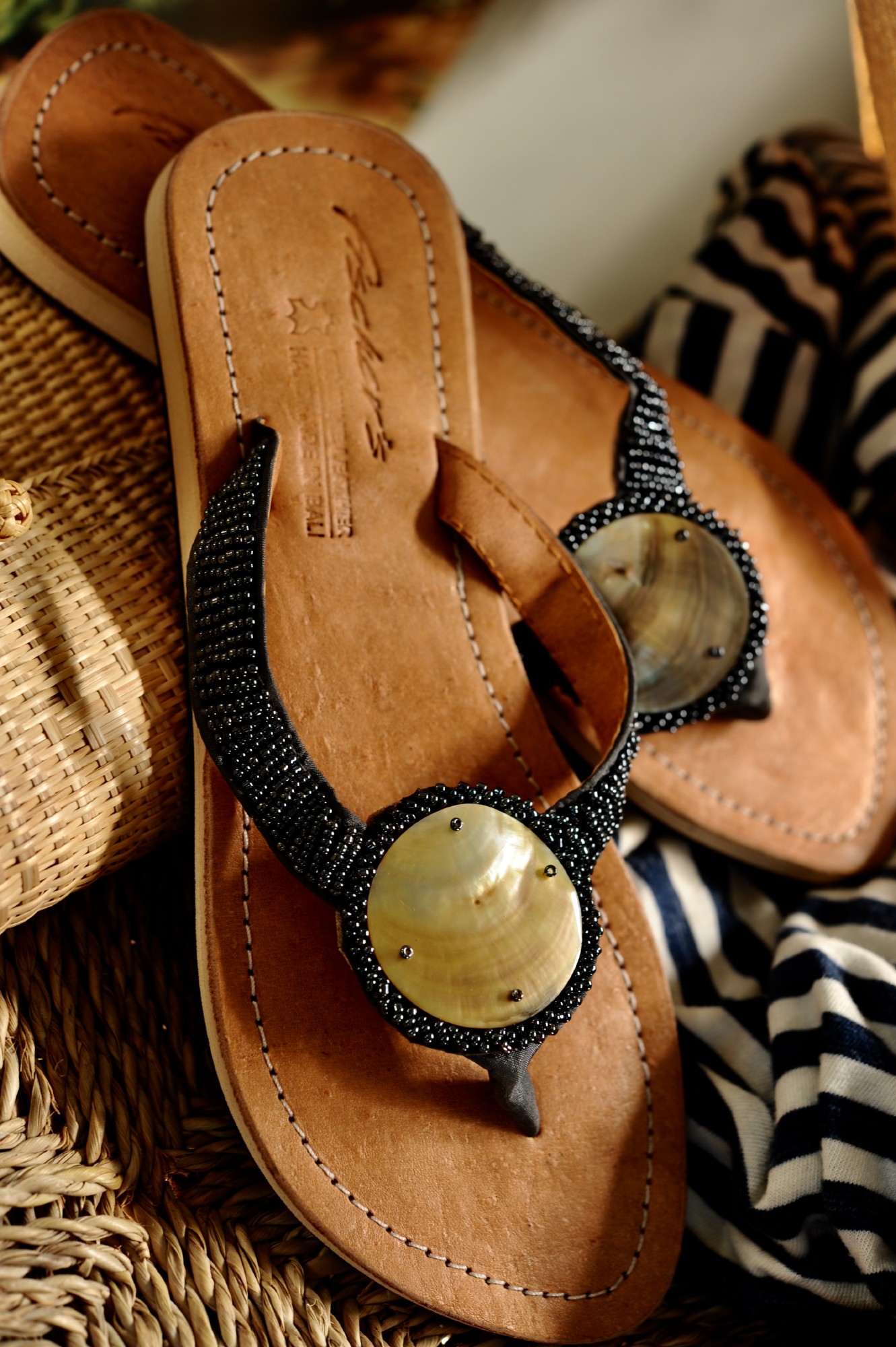 Damensandalen mit Perlen und Muscheln, schwarz, Leder, Größe 37-42