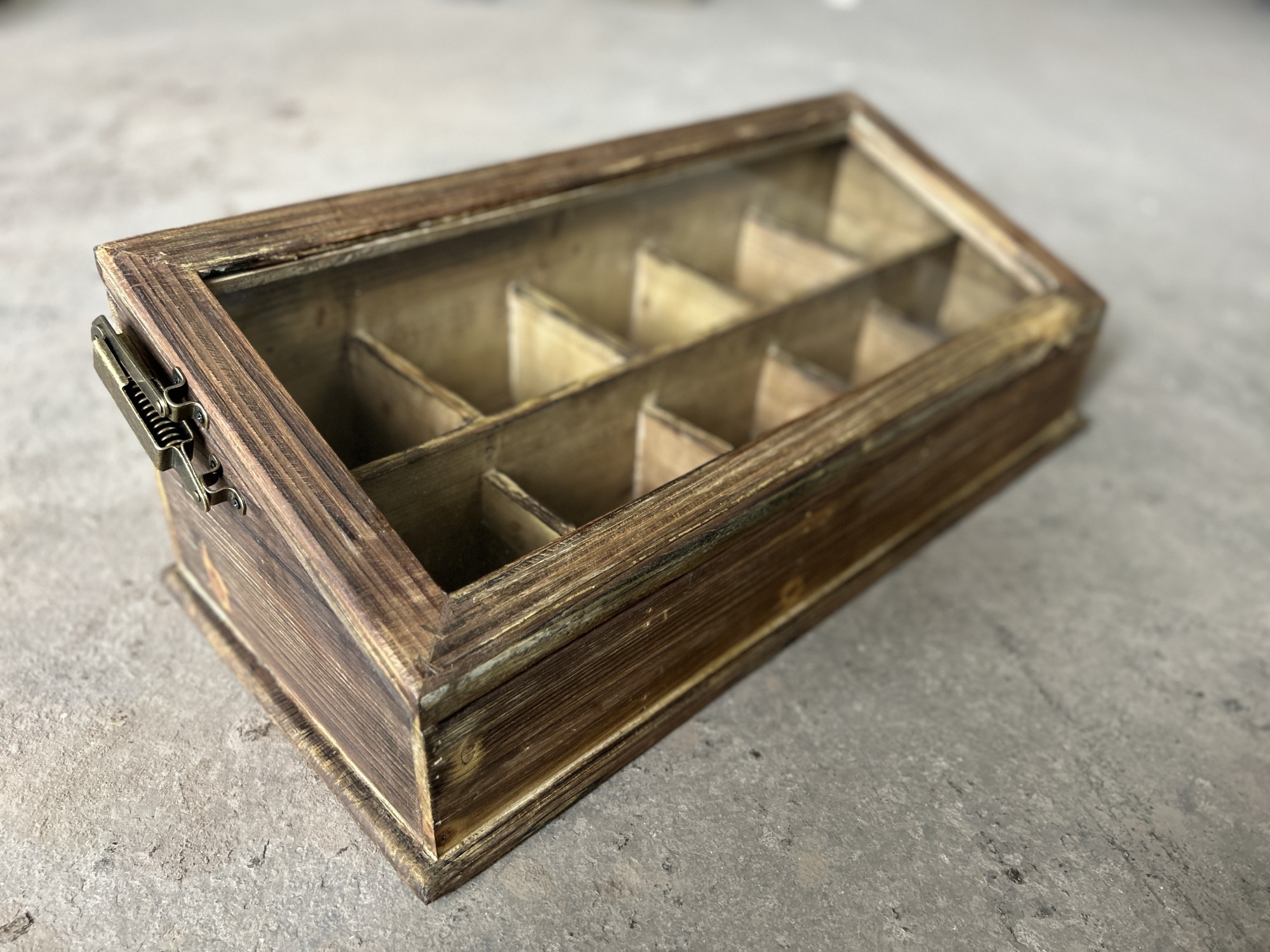 Schaukasten mit 10 Fächern, aus recyceltem Holz, B 62,5 cm, L 28 cm, H 20 cm