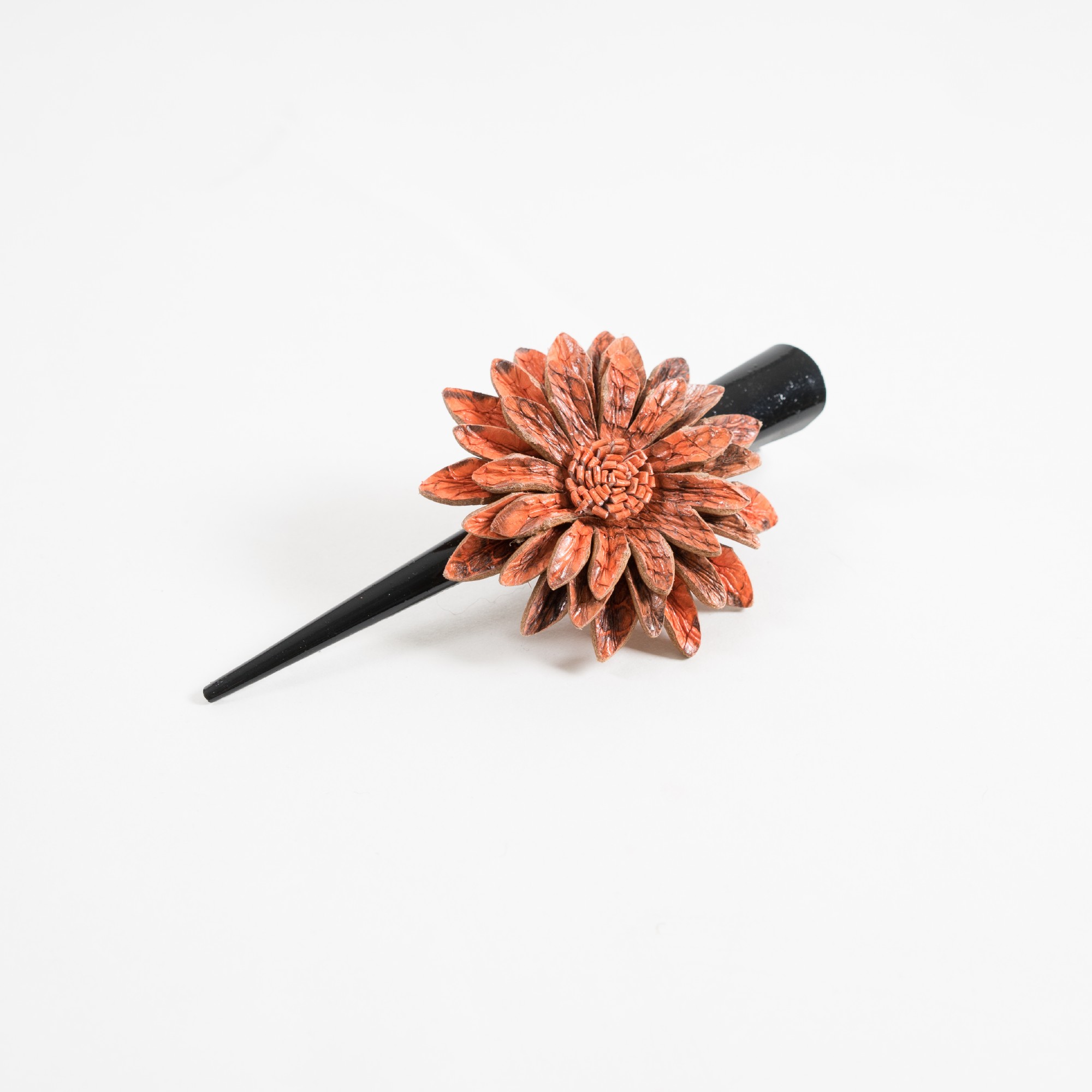 Haarklammer 'Blume', aus Holz und Leder, orange, B 15 cm, Ø 6 cm