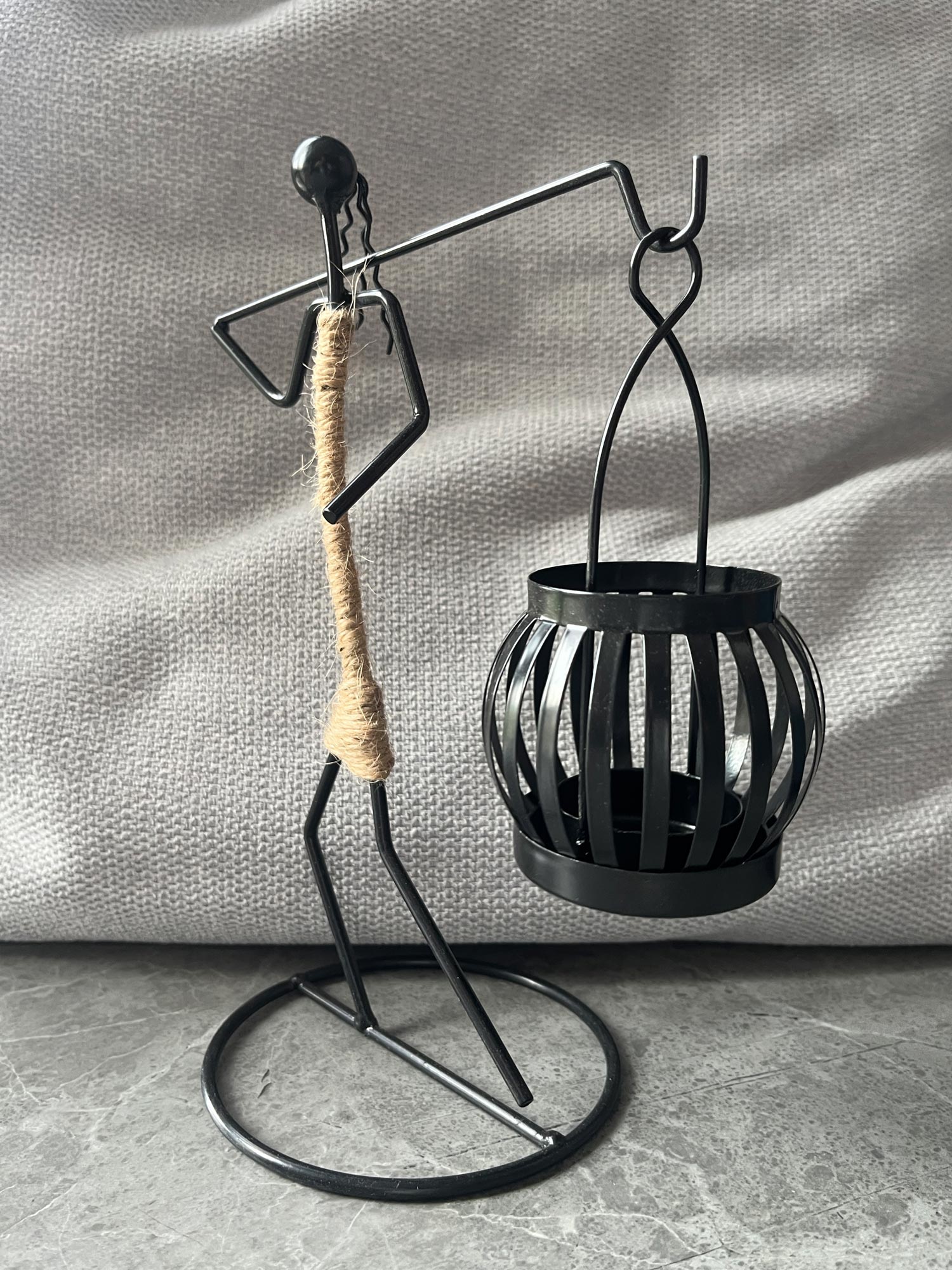 Teelichthalter, aus Metall und Jute, B 18 cm, T 11 cm, H 24 cm