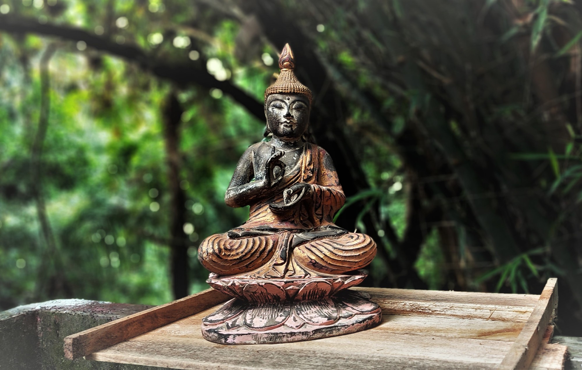 Holz-Skulptur 'Buddha sitzend' im Thai-Stil, multicolor, H 47 cm, B 27 cm, T 27 cm