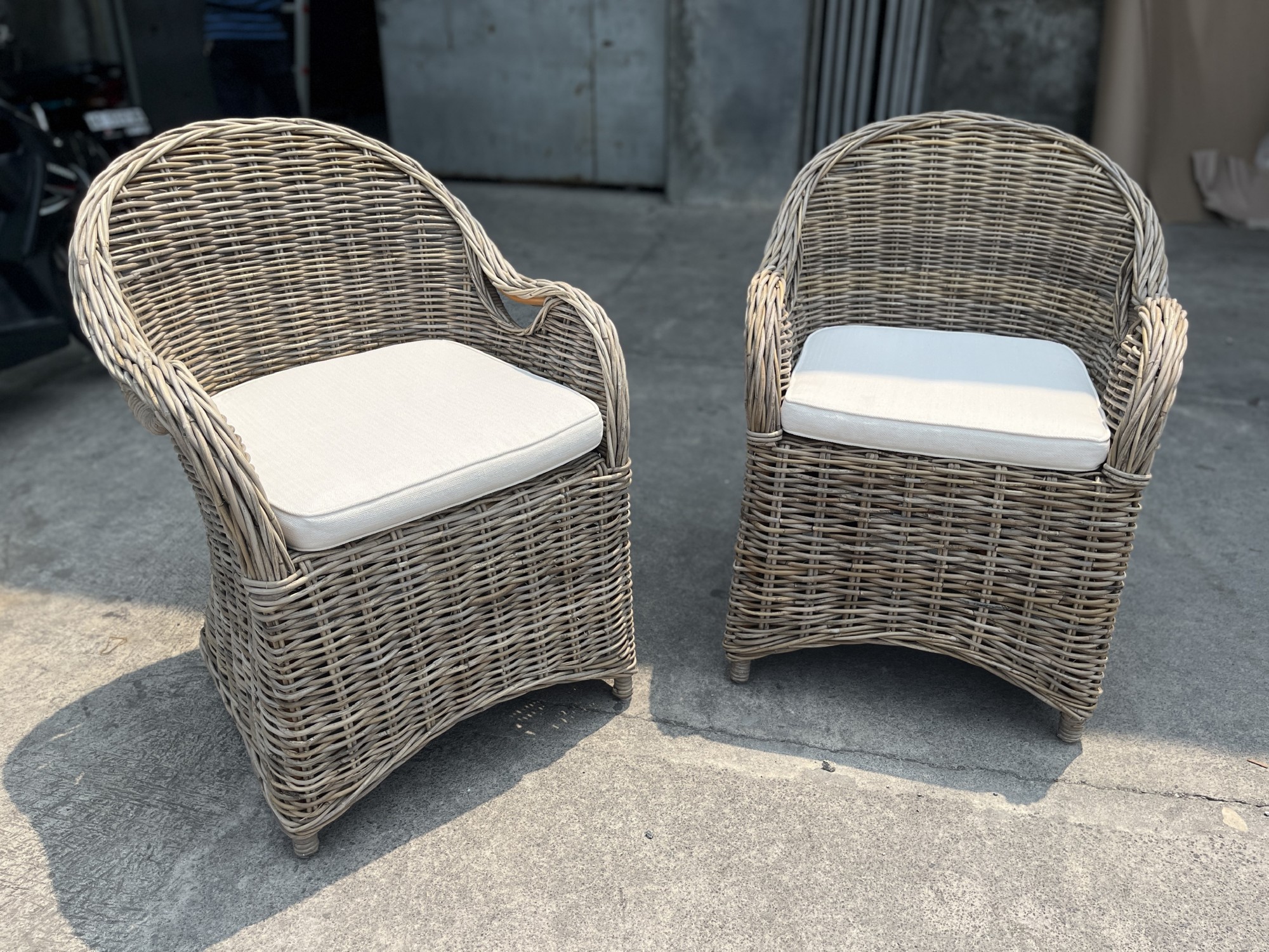 Rattan-Armsessel 'Roenen', mit weißem Kissen, H 88 cm, B 56 cm, L 64 cm