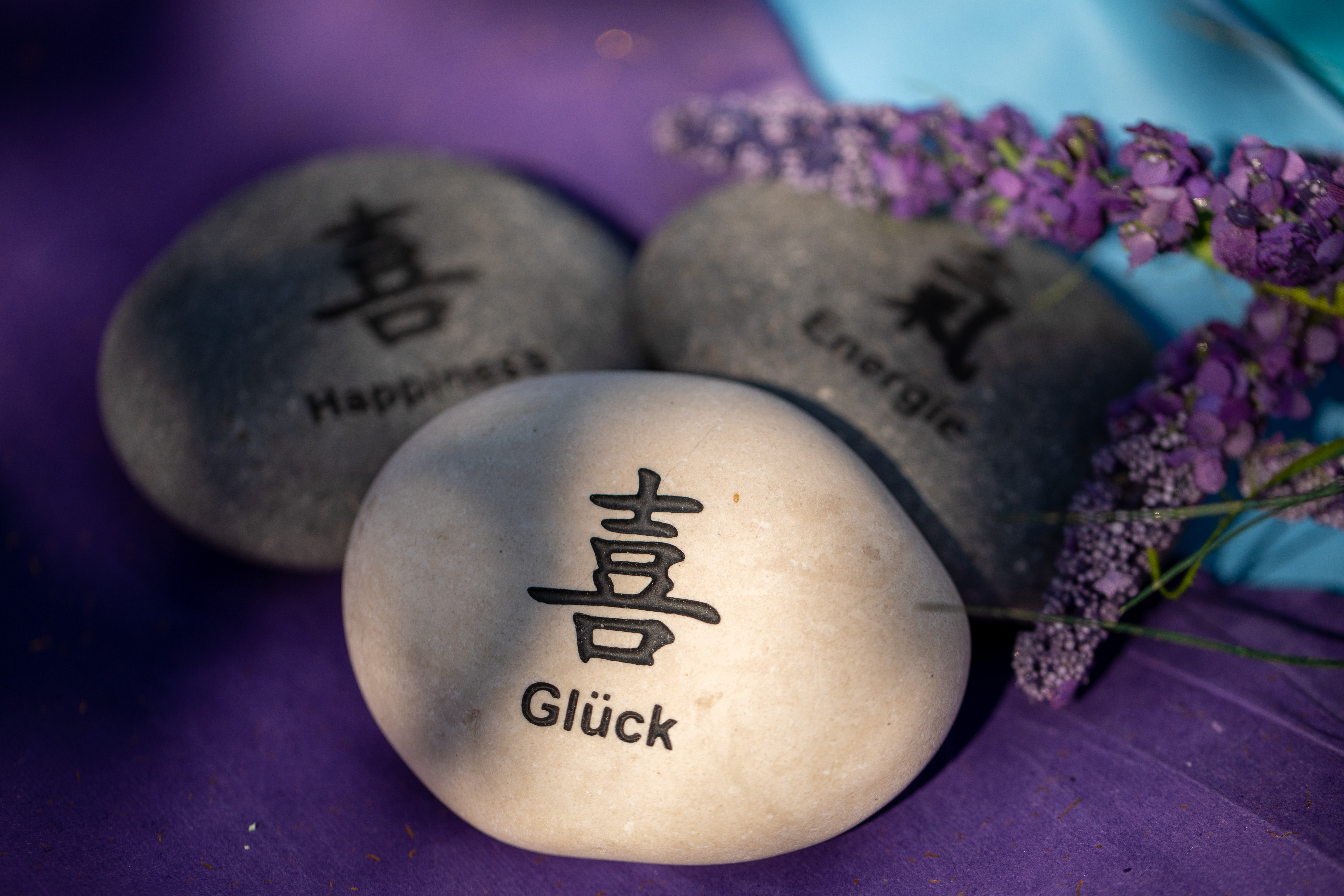 Flusskieselstein 'Glück', weiß, T 8 cm, B 8 cm