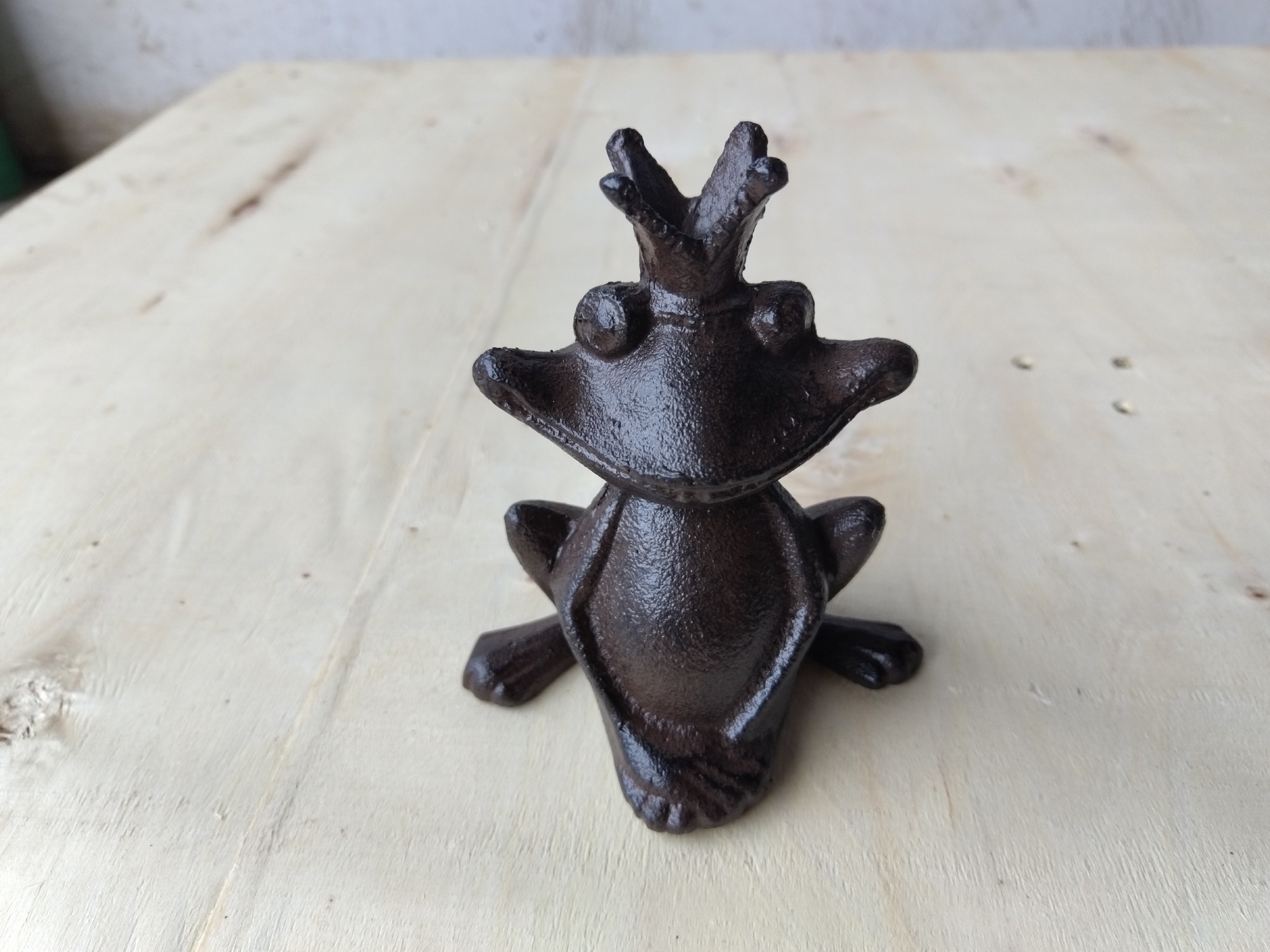 Figur 'Froschkönig' aus Gusseisen, H 12 cm, B 11 cm, L 7,5 cm