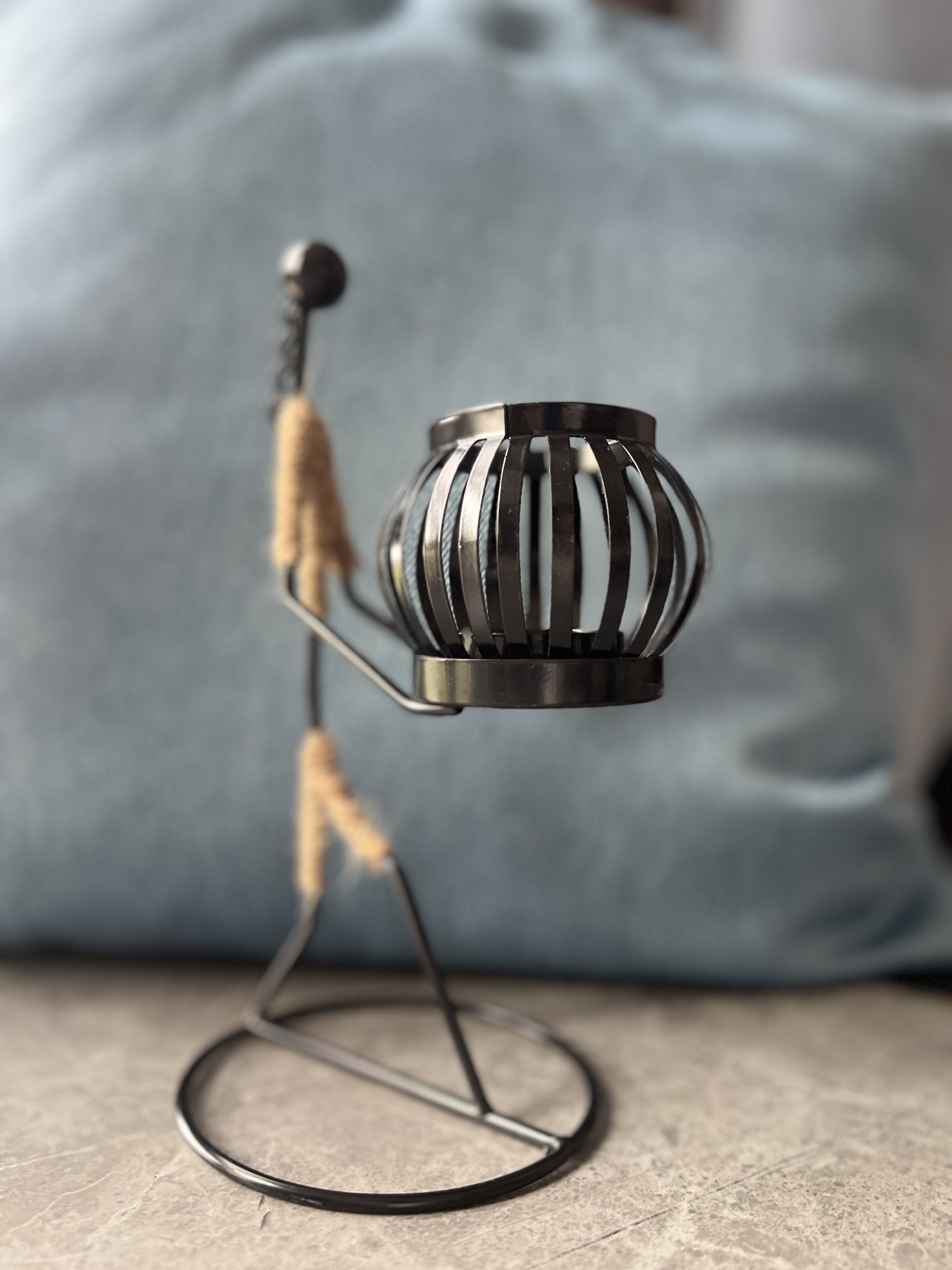 Teelichthalter, aus Metall und Jute, Ø 11 cm, H 22 cm