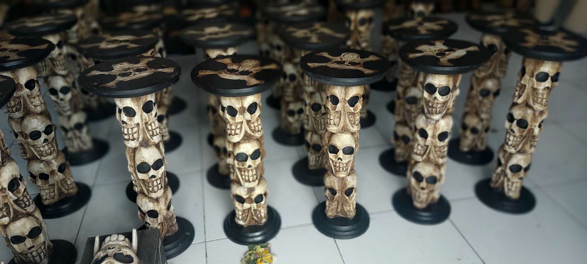 Hocker 'Totenkopf', schwarz-weiß, Ø 24 cm, H 56 cm