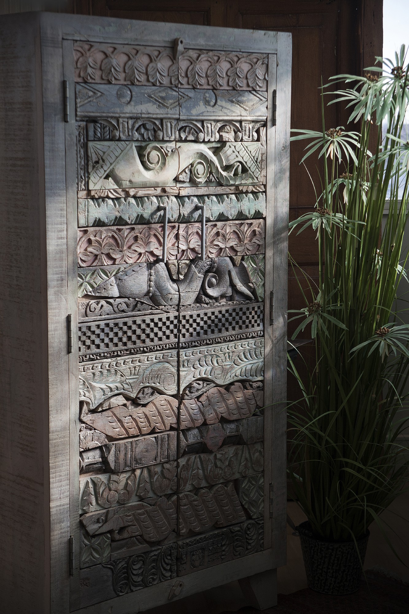Schrank 'Shaja', 2türig, weiß gekälkt, multicolor, H 180 cm, B 90 cm, L 40 cm