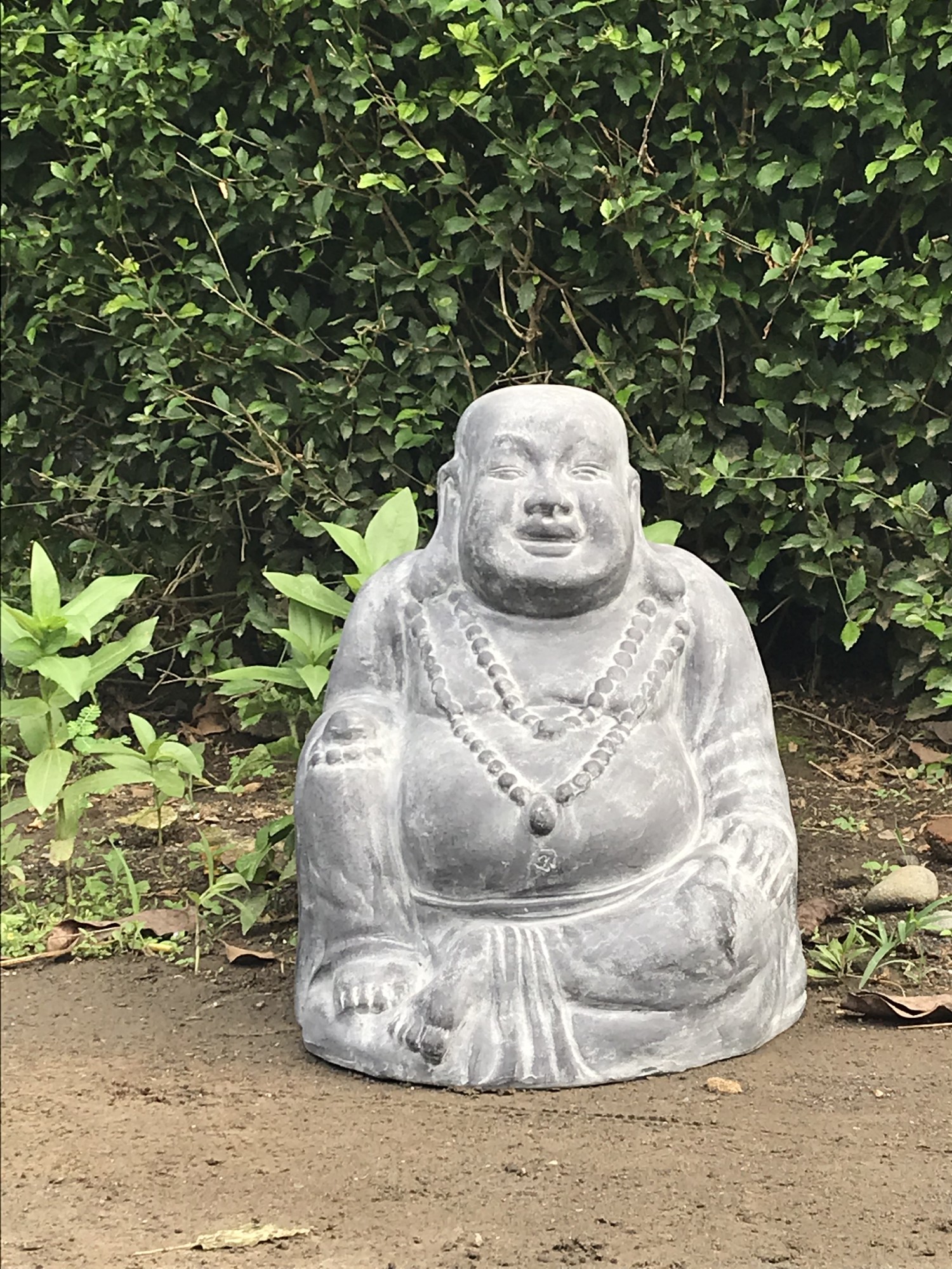 Lachender Buddha aus Ton, grau, L 31 cm, B 31 cm, H 41 cm