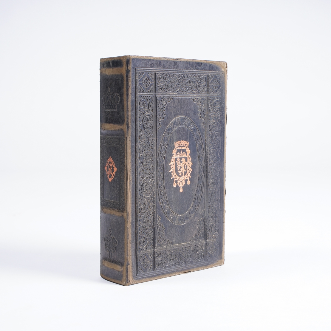 Buchhülle 'Wappen', T 5 cm, B 13 cm, H 21 cm