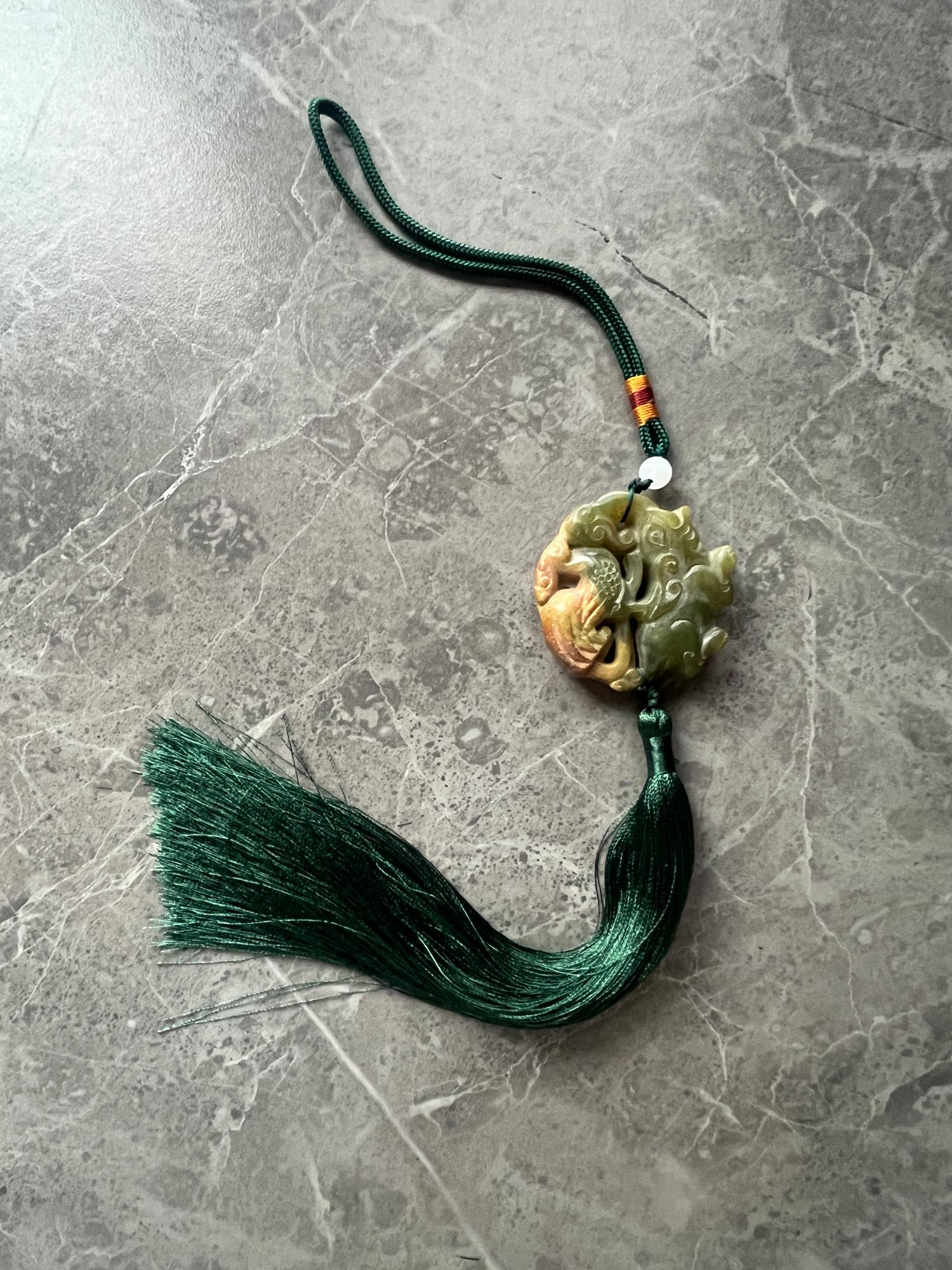 Jade-Anhänger 'Elephant & Phoenix', Ø 5 cm, L 40 cm