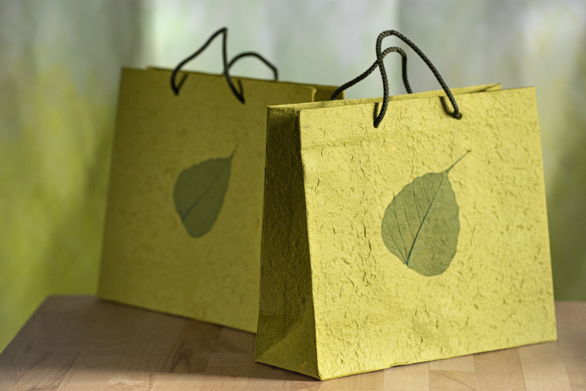 Tasche 'Bodhi-Blatt', olive mit natürlichem Blatt, B 30 cm, H 25 cm, T 10 cm