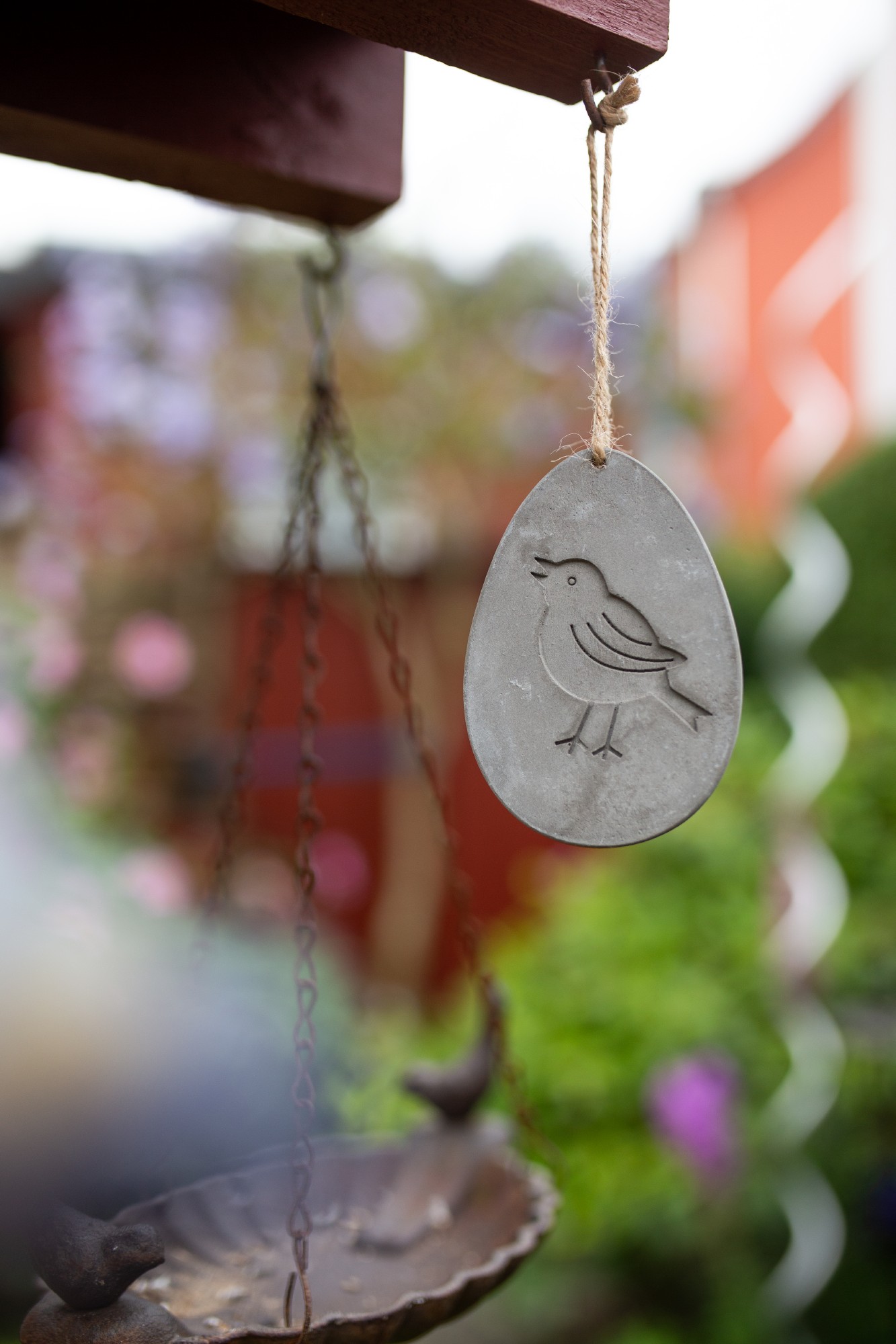 Aufhänger 'Vogel im Ei', Zement, H 9 cm, B 6,5 cm, T 1 cm