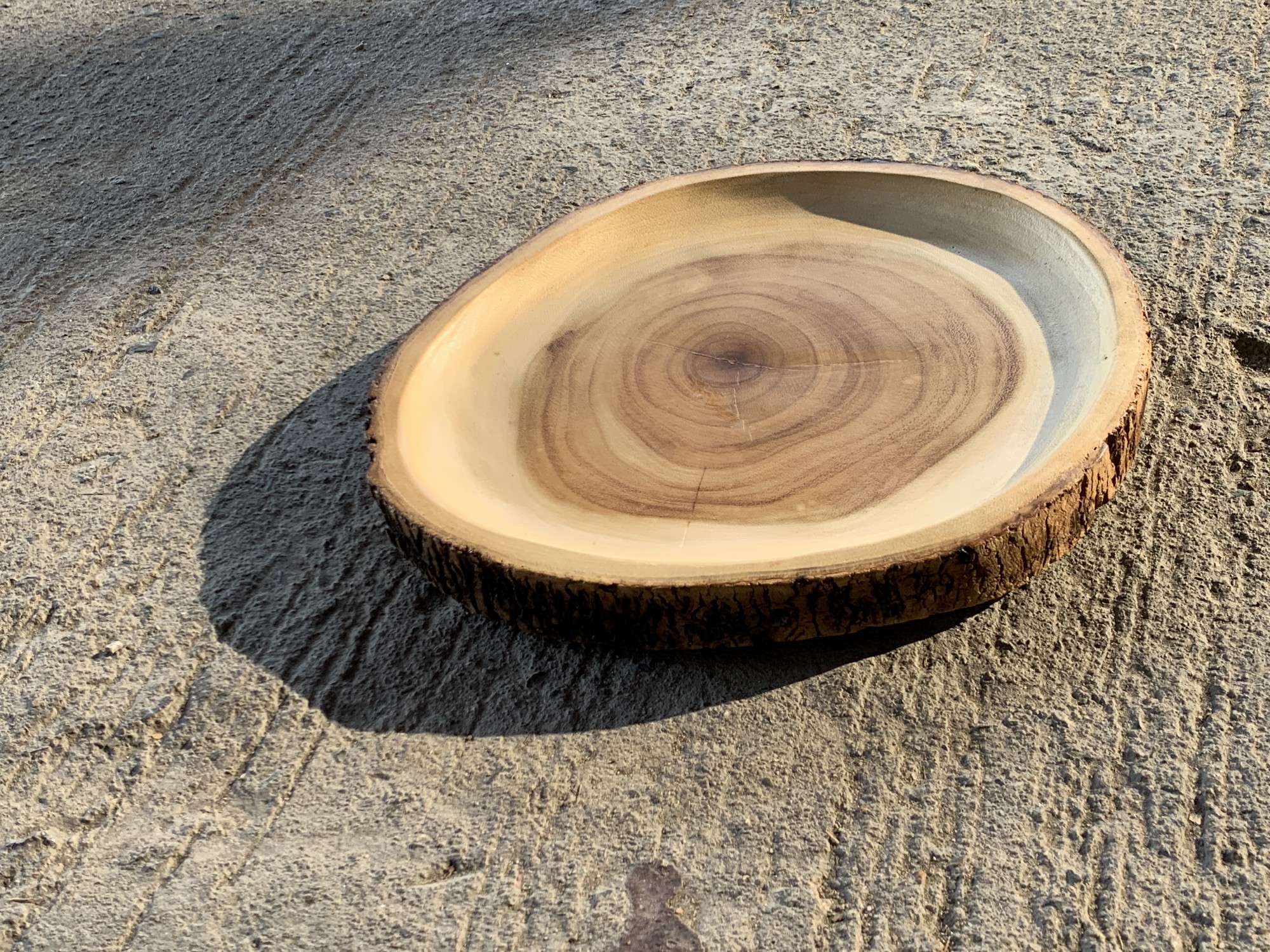 Holztablett mit Baumrinde, Mangoholz, Ø 25 cm, H 3 cm