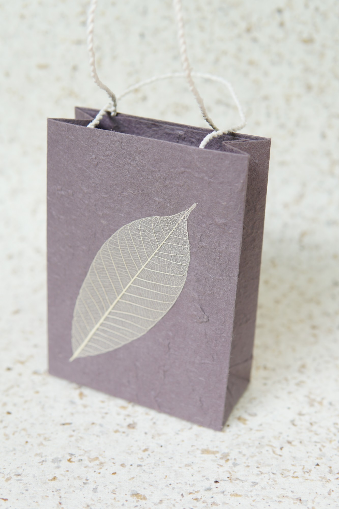 Tasche aus handgeschöpftem Papier, grau, L 11,5 cm, B 5 cm, H 16 cm