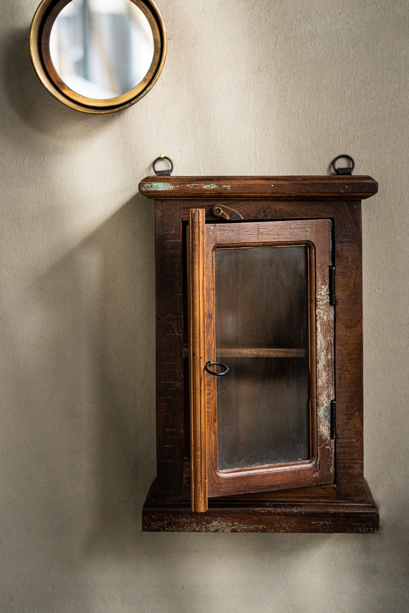 Hängeschrank 'Jarrow' mit Glastür, recyceltes Holz, H 50 cm, B 33 cm, L 16 cm