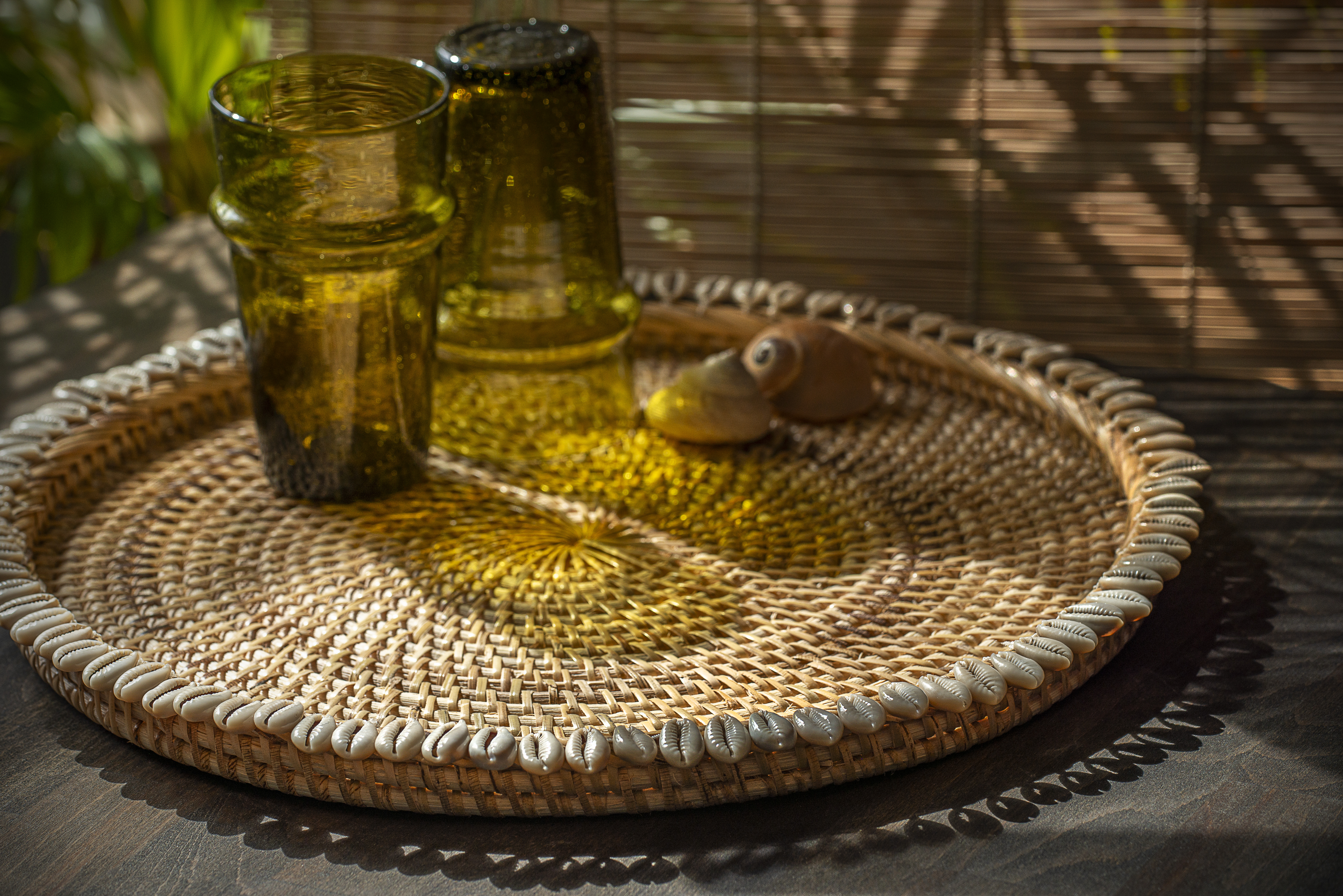 Rattan-Tablett mit Muscheln, Ø 38 cm, H 3 cm