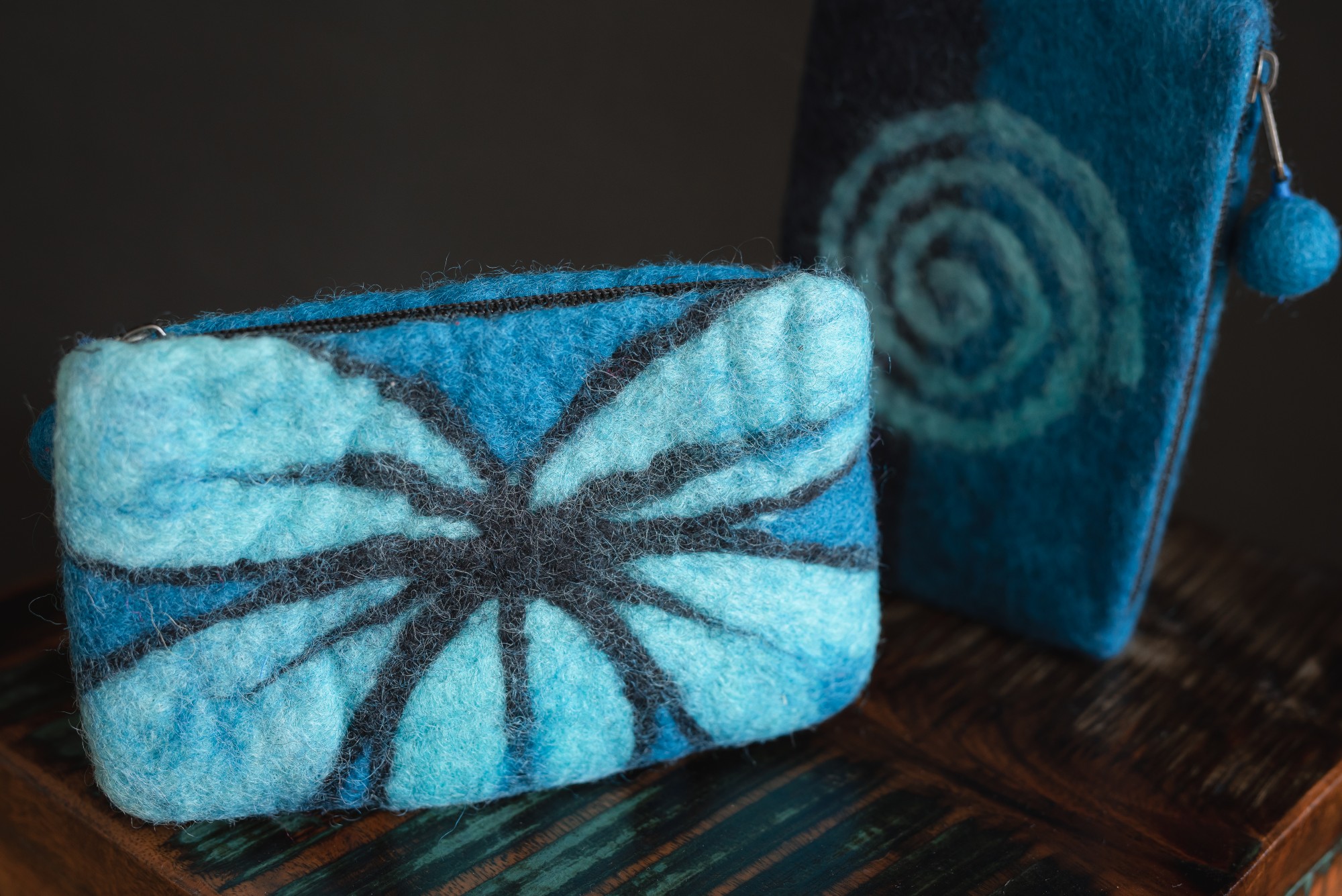 Filz-Etui 'Blüte', blau, B 16 cm, H 10 cm