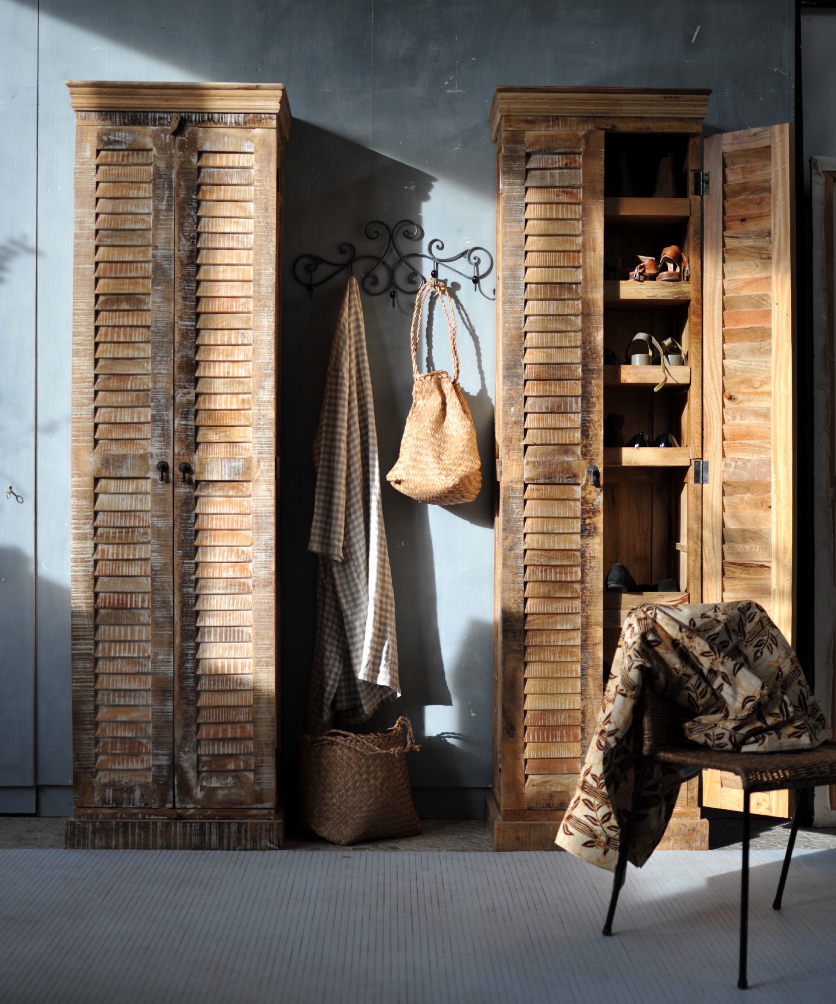 Schuhschrank 'Shutter', aus massivem Mangoholz, B 60 cm, H 210 cm, L 40 cm