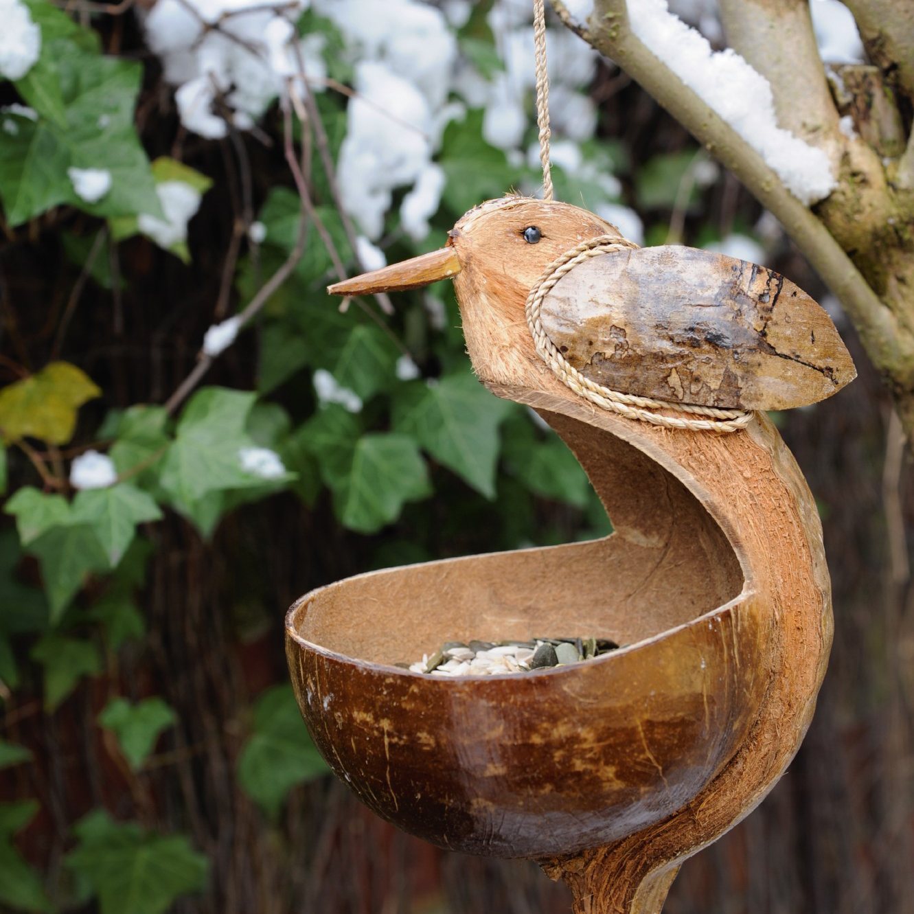 Vogelfutterschale, aus Kokosnuss geschnitzt, H 22 cm, Ø 16 cm