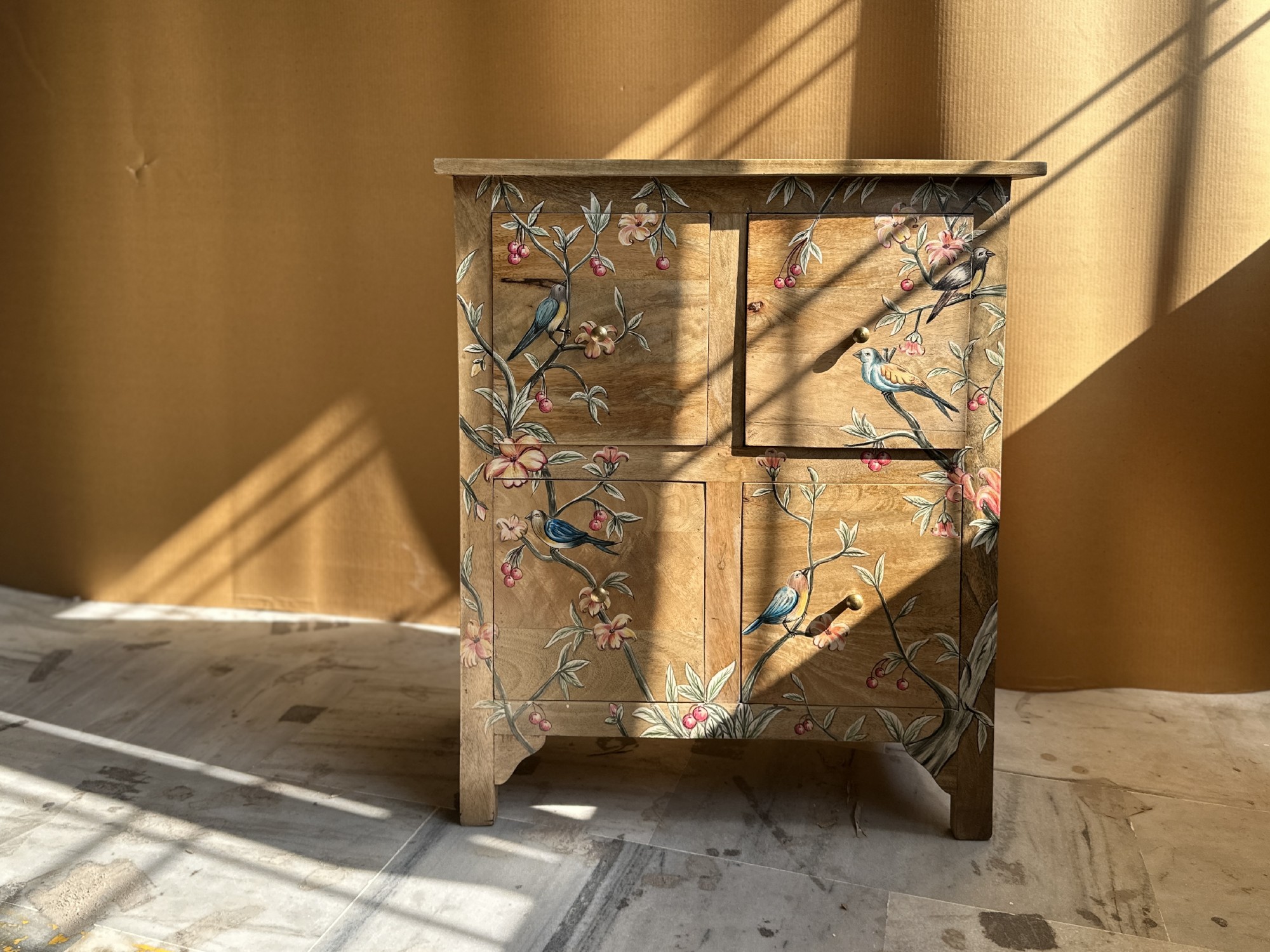 Kommode '5 Birds' aus Mangoholz, 4 Schübe, natur, multicolor, B 66 cm, T 33 cm, H 76 cm