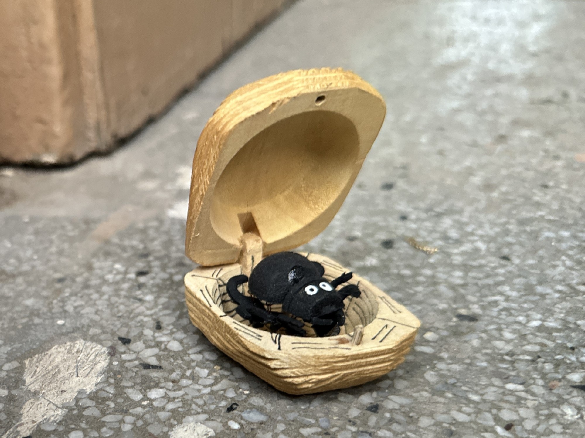 Wackelkäfer in Holzbox 'Spinne', Brauntöne, aus Zedernholz, B 4 cm, T 3 cm, H 2 cm