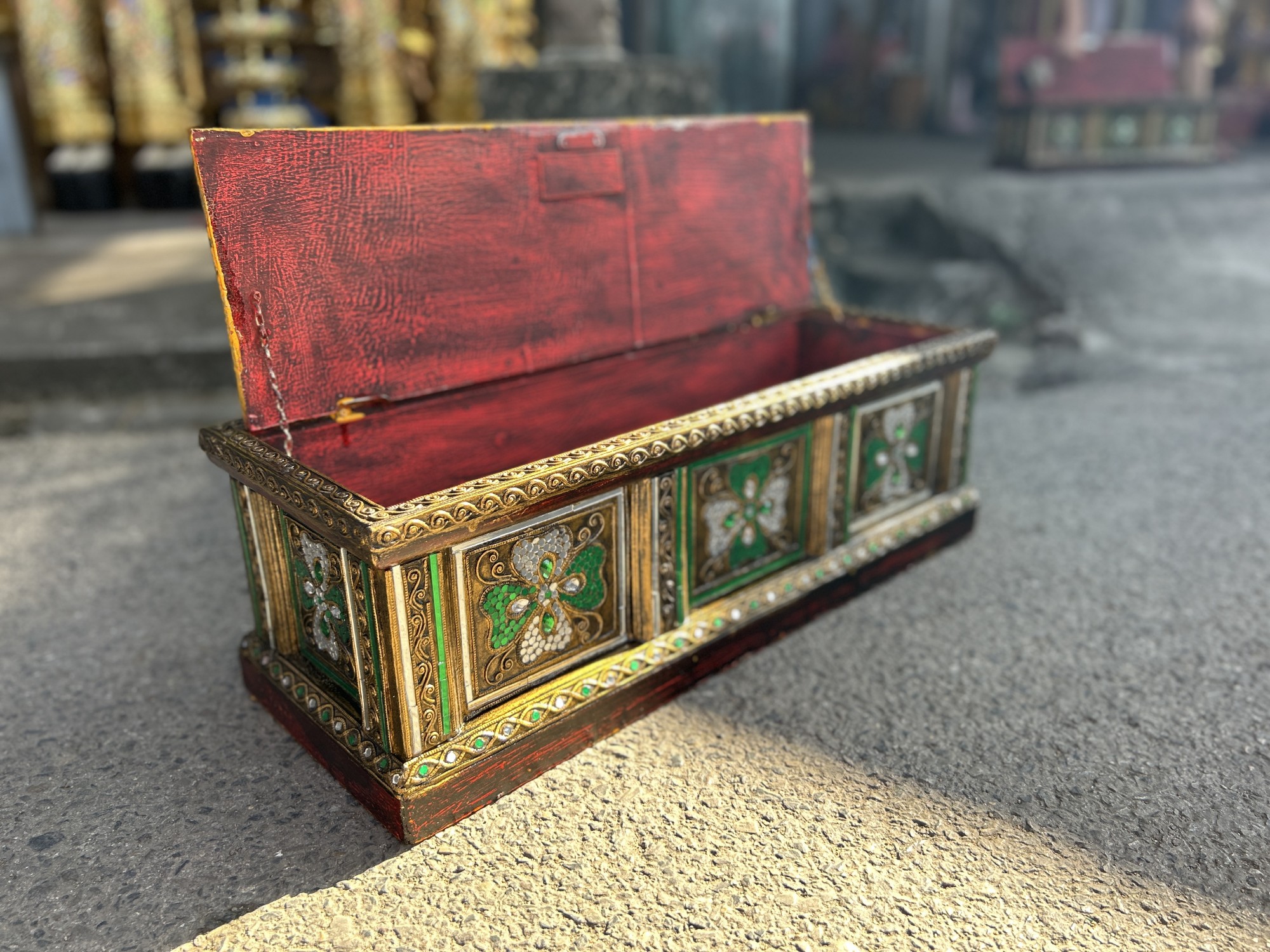 Goldene Truhe, B 65 cm, L 25 cm, H 29 cm