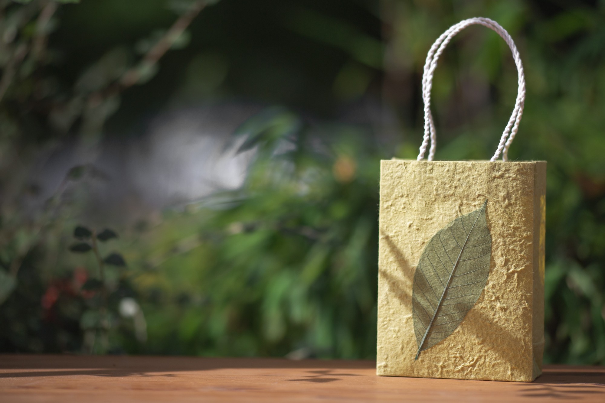 Tasche aus handgeschöpftem Papier, grün, L 11,5 cm, B 5 cm, H 16 cm