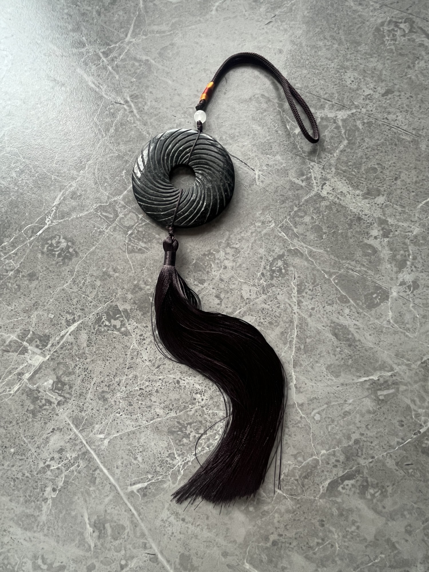 Jade-Anhänger, schwarz, Ø 7 cm, L 42 cm