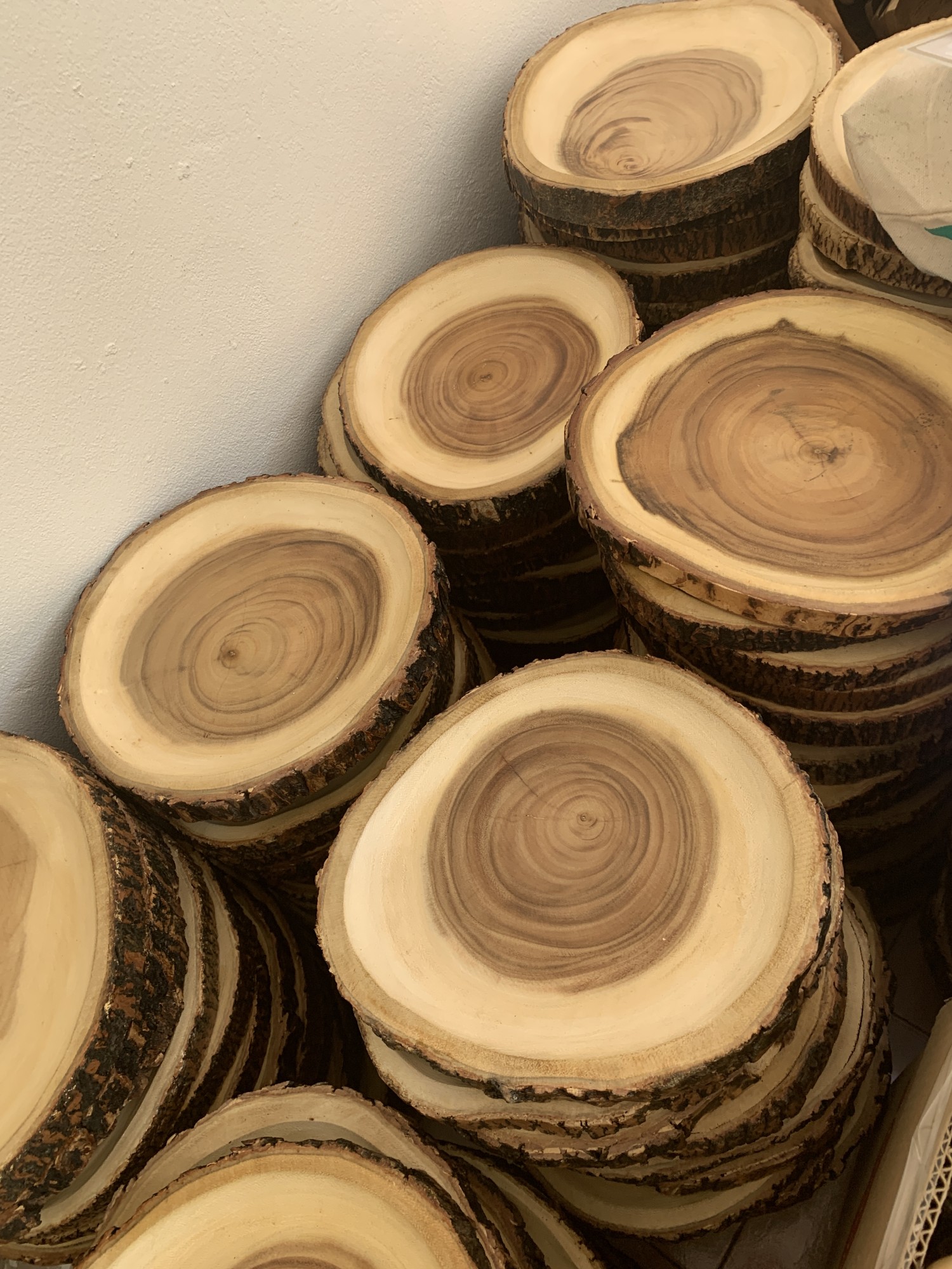 Holztablett mit Baumrinde, Mangoholz, Ø 25 cm, H 3 cm