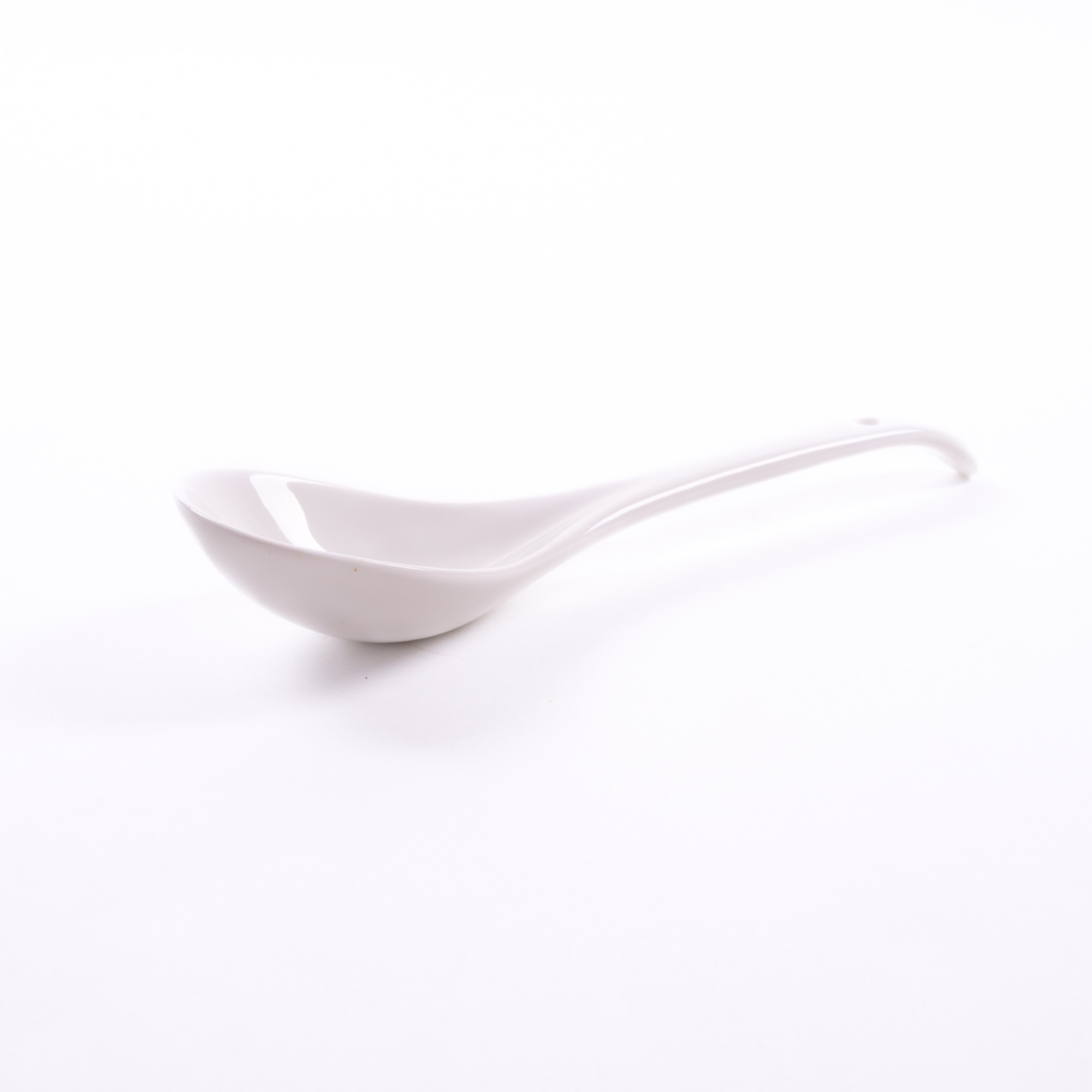 Chinesischer Löffel aus Porzellan, weiß, L 13 cm, B 6 cm