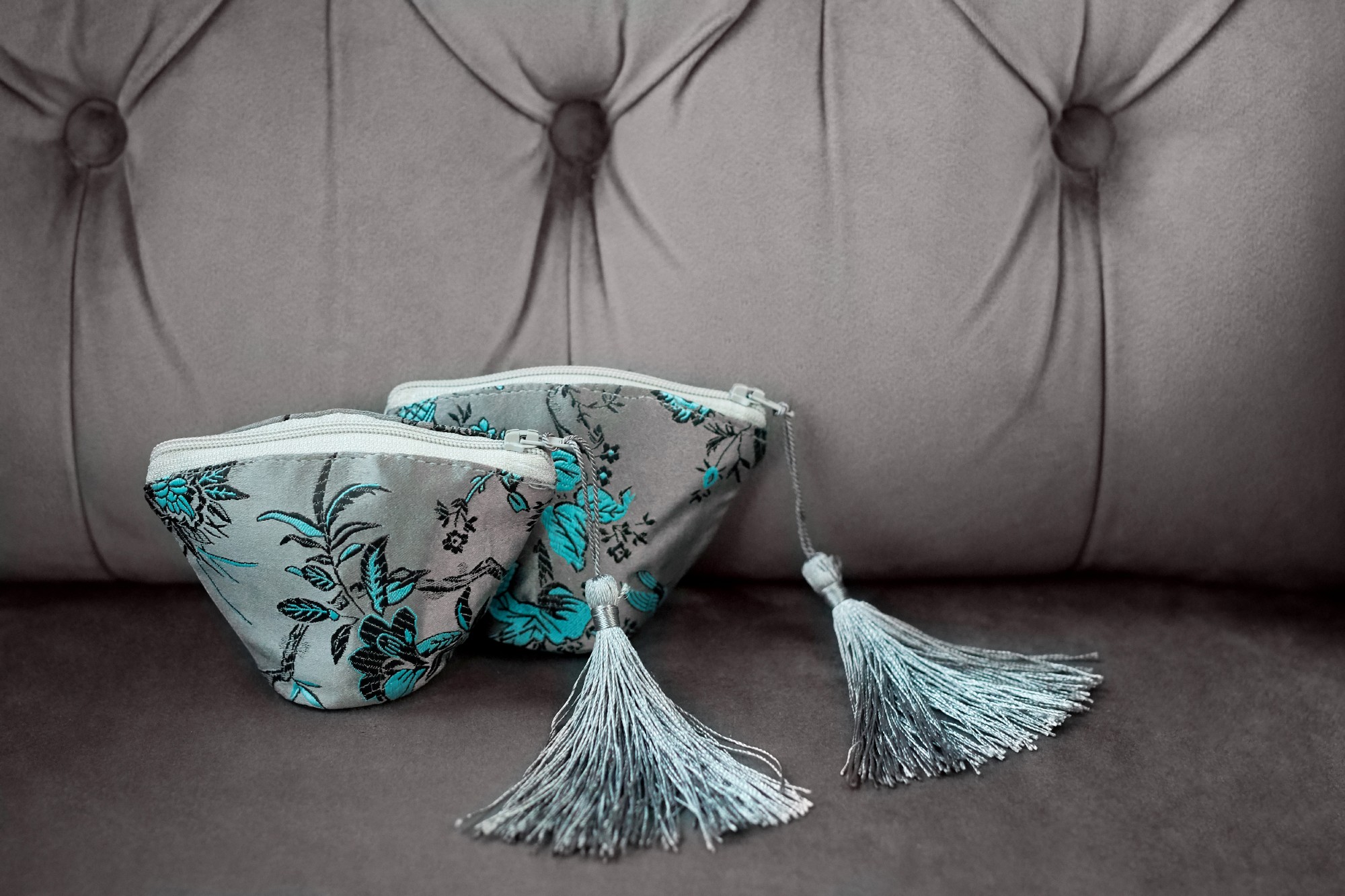 Etui mit Troddel, grau, blau, T 5 cm, B 5 cm, H 8 cm