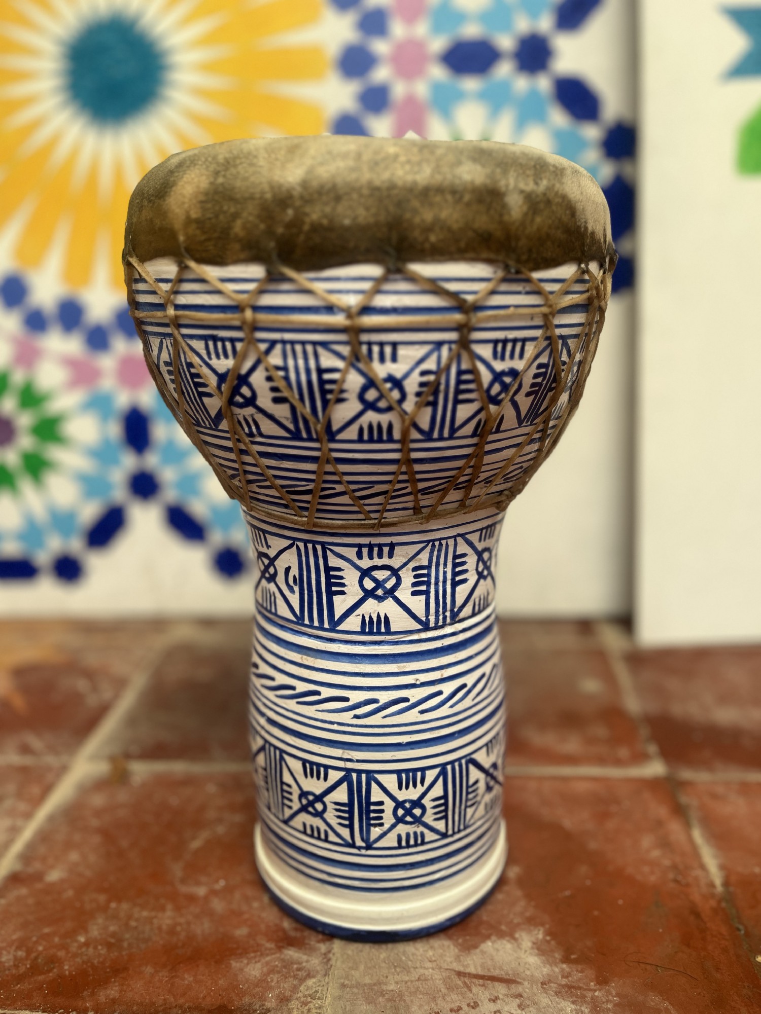 Ton-Trommel, aus Terrakotta und Rindsleder, weiß-blau, Ø 20 cm, H 38 cm