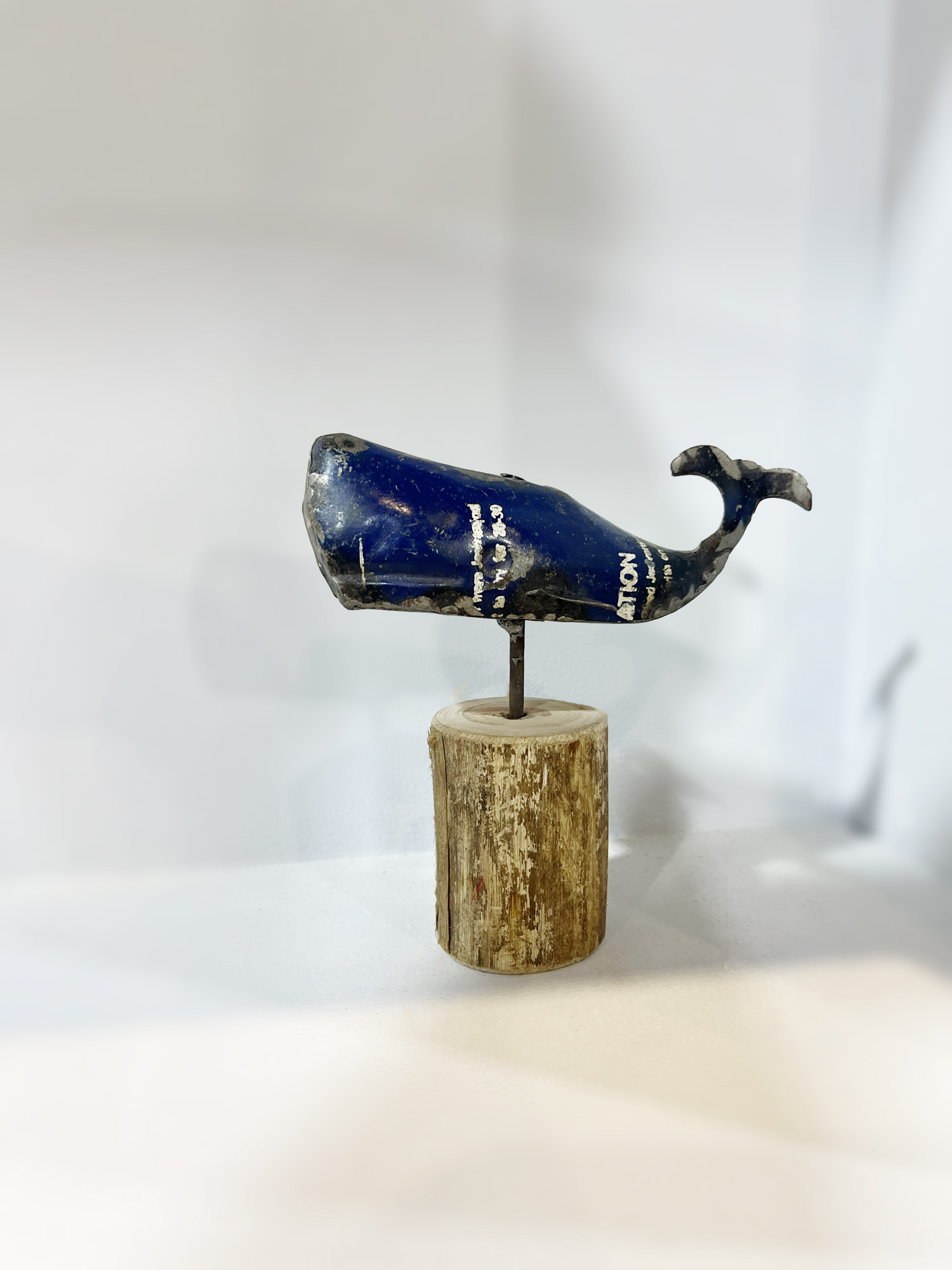 Metallfigur 'Wal' auf Holzsockel, B 14 cm, T 7 cm, H 14 cm