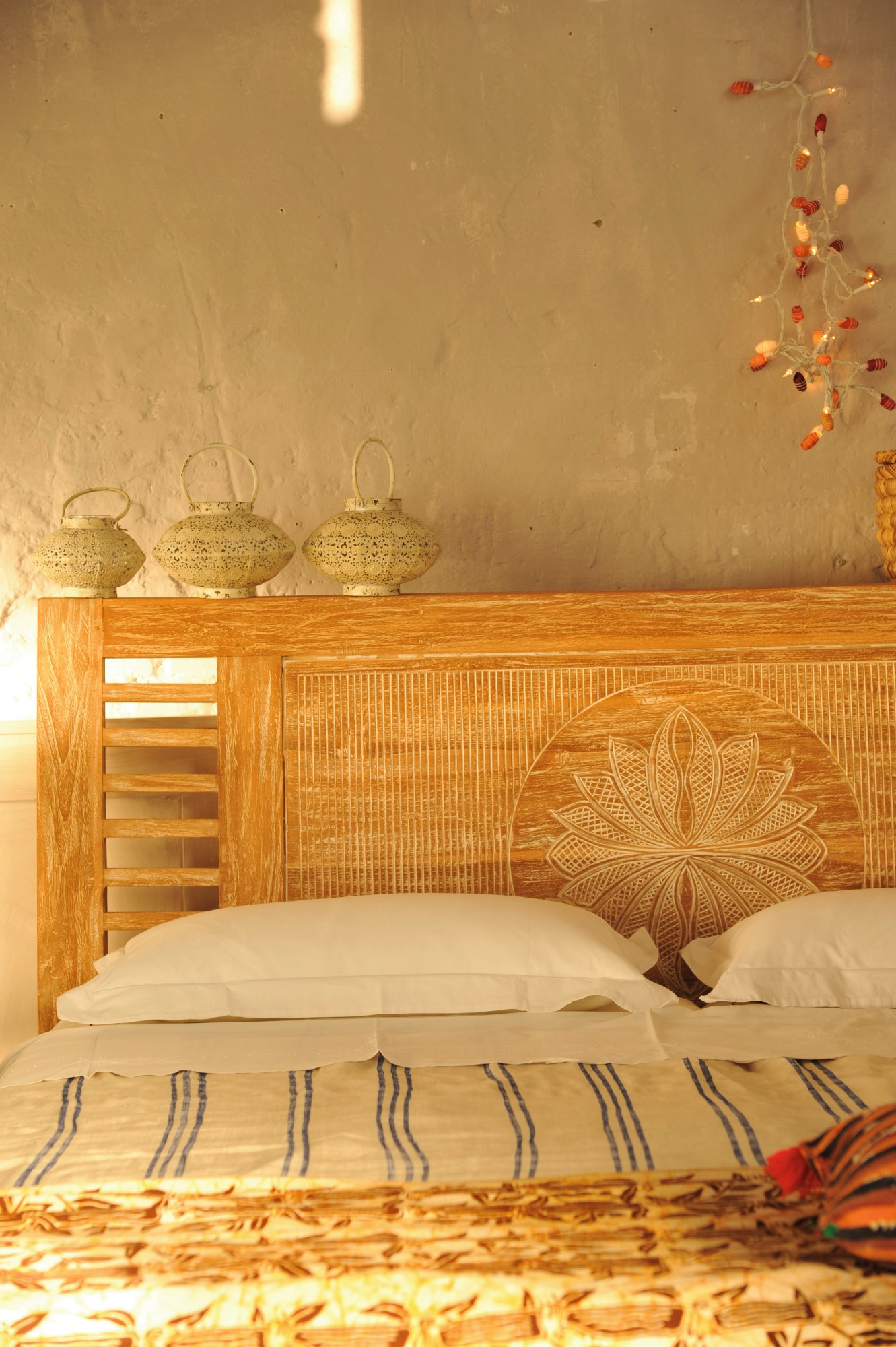 Bett 'Flower' aus massivem Teakholz, braun/gekälkt, B 180 cm, L 200 cm, H 110 cm
