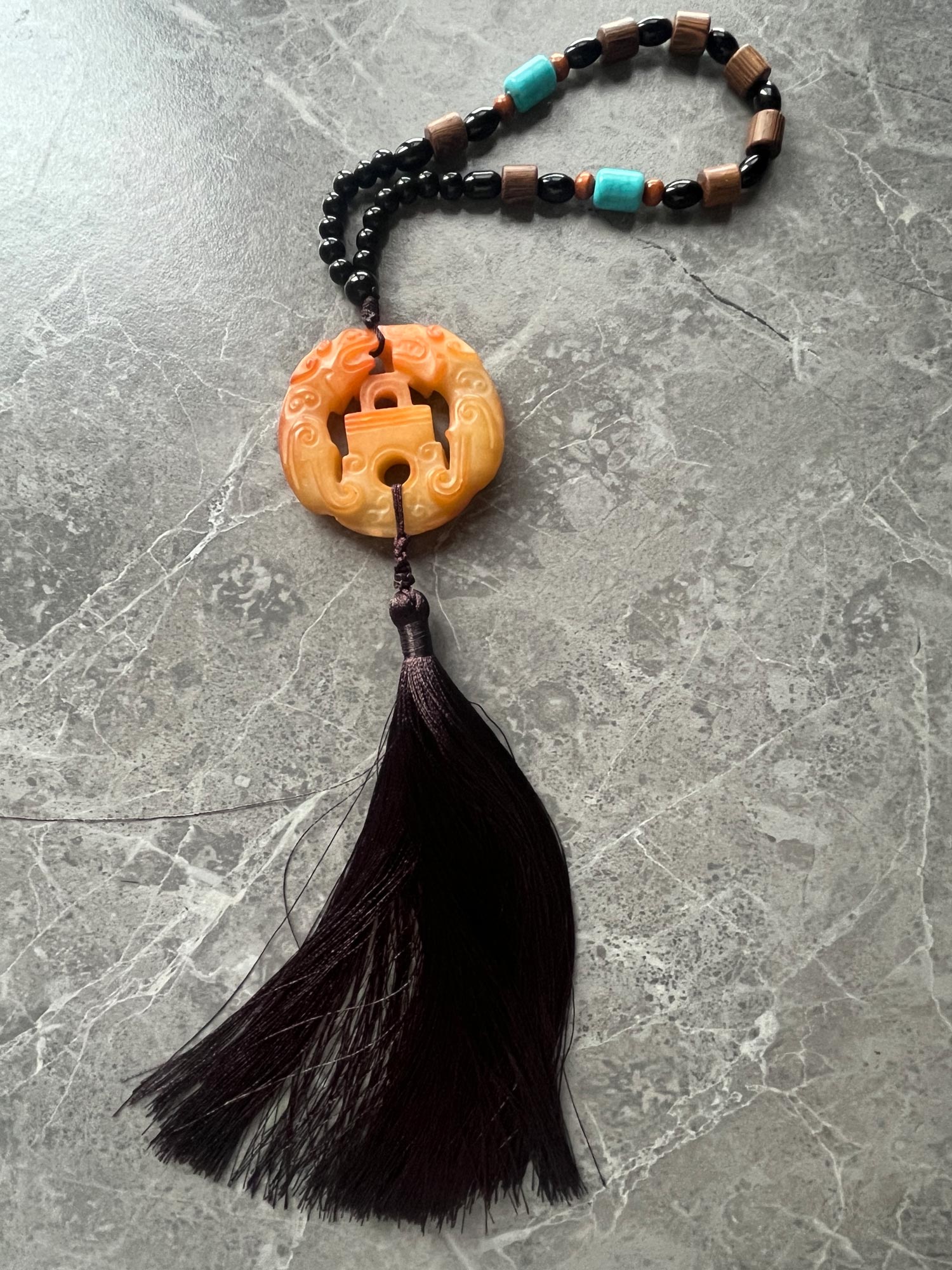 Jade-Anhänger 'Double Dragon', Ø 5 cm, L 35 cm