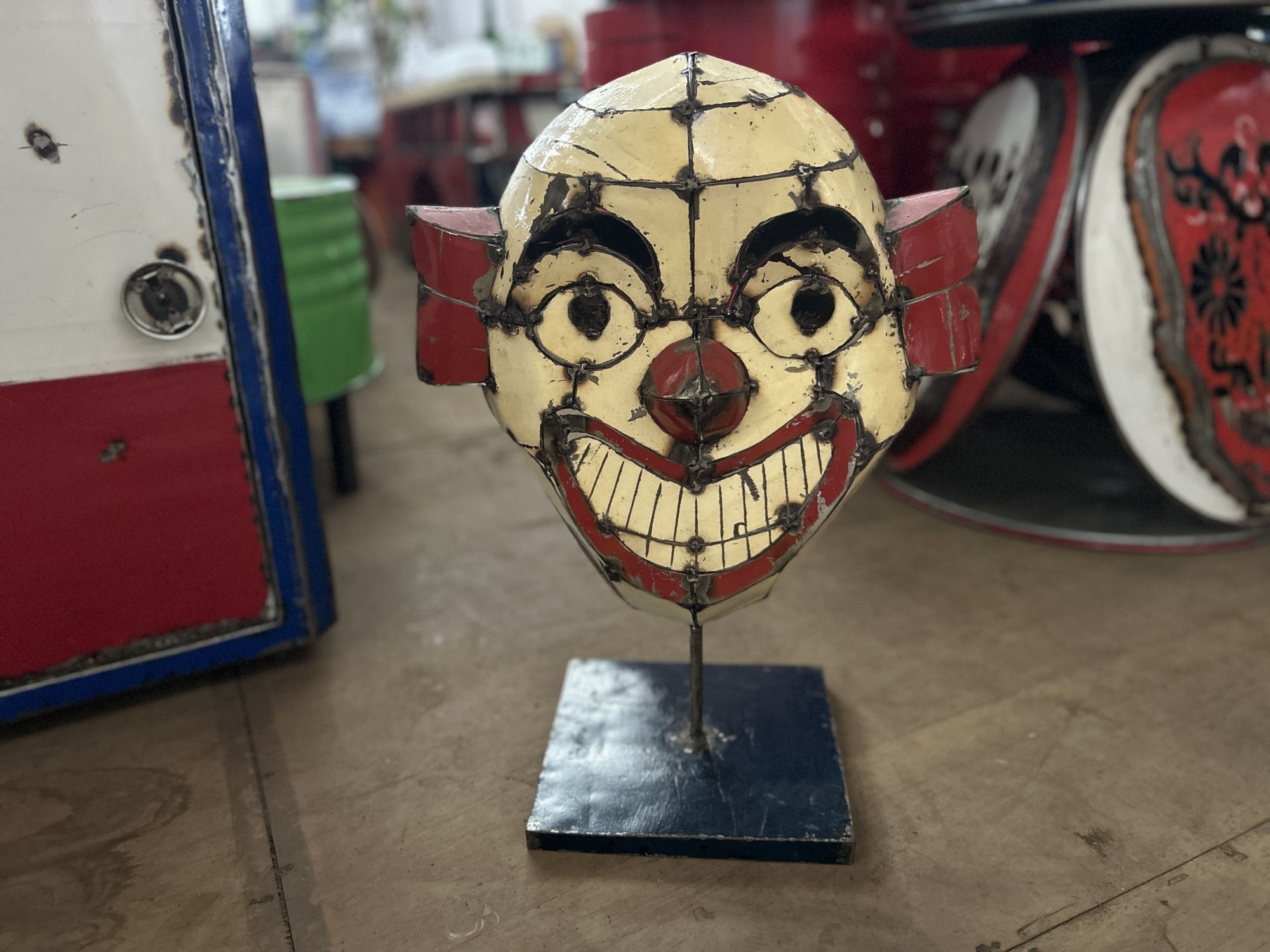 Maske 'Clown' aus Ölfässern, weiß, rot, H 55 cm, B 40 cm, T 23 cm