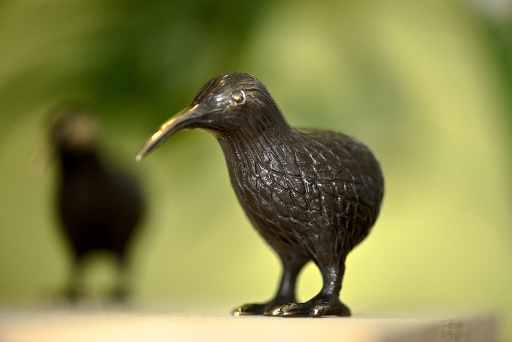 Vogelstatue 'Kiwi', bronze, H 6 cm, T 8,5 cm, B 4 cm