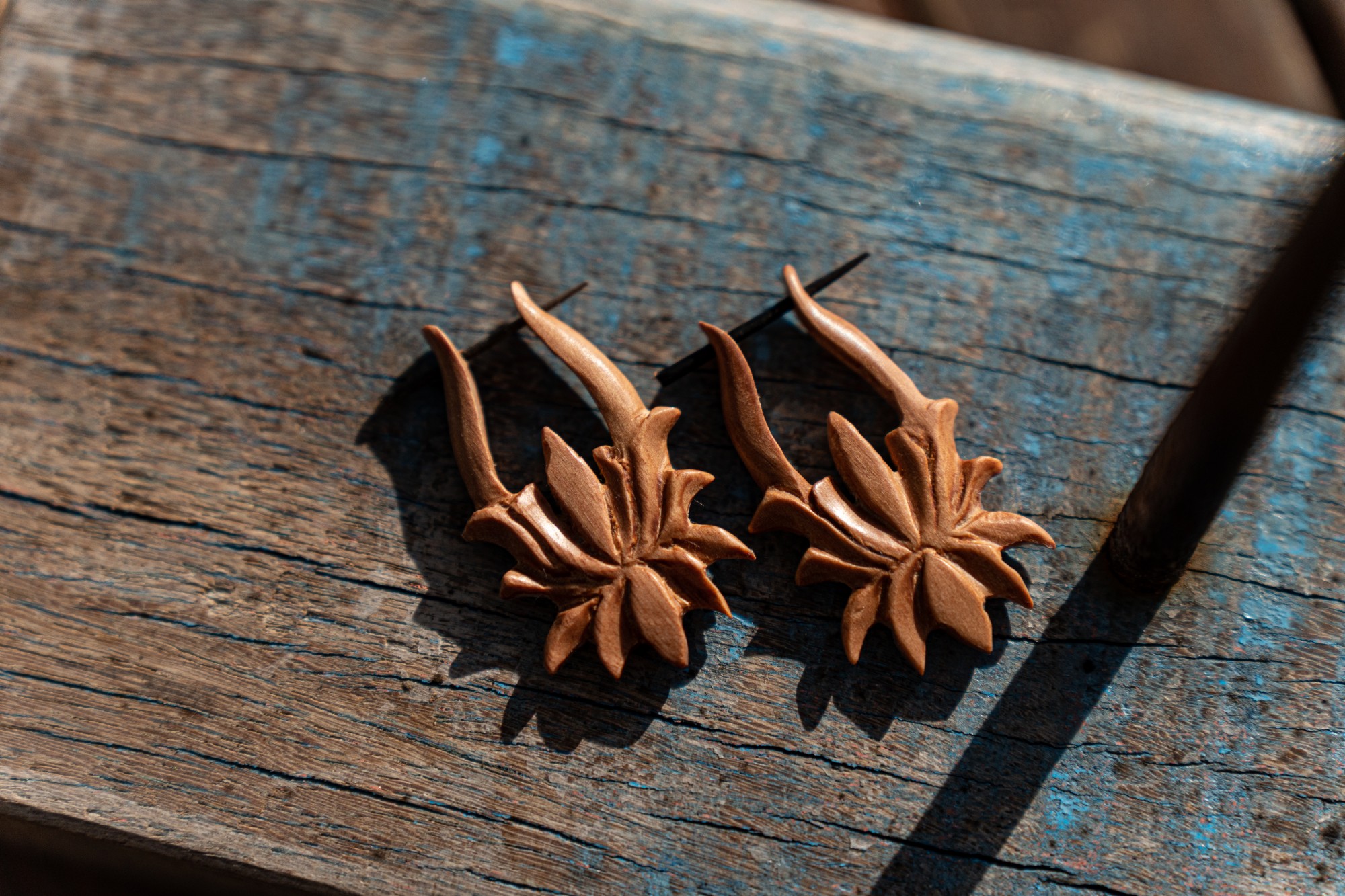 Ohrring 'Lotus', Suarholz, H 5 cm, B 3 cm