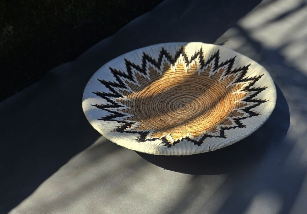 Bananenfaser-Teller, natur, schwarz-weiß, Ø 50 cm, H 7 cm