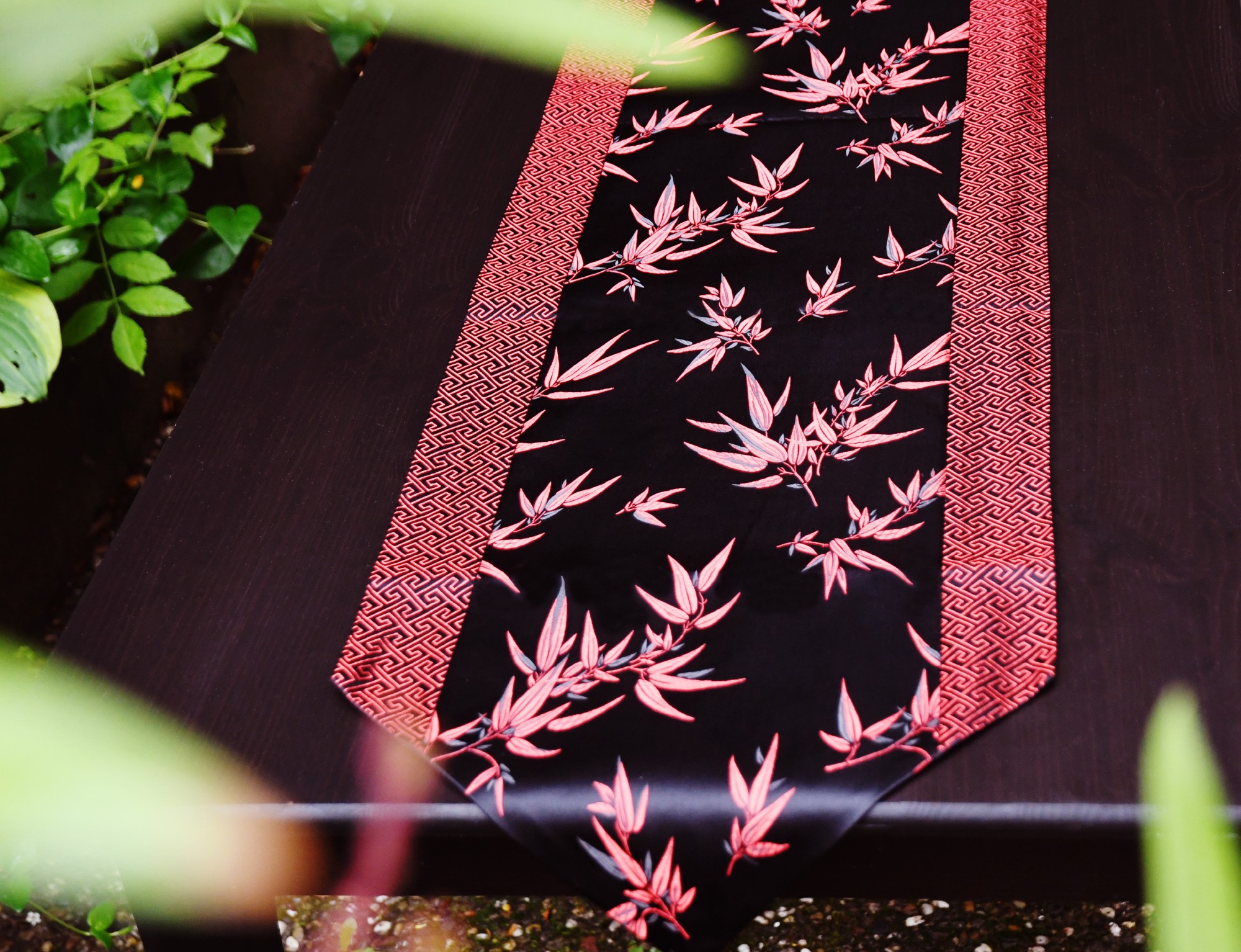 Tischläufer 'Blumendesign', schwarz/rot, L 200 cm, B 32 cm