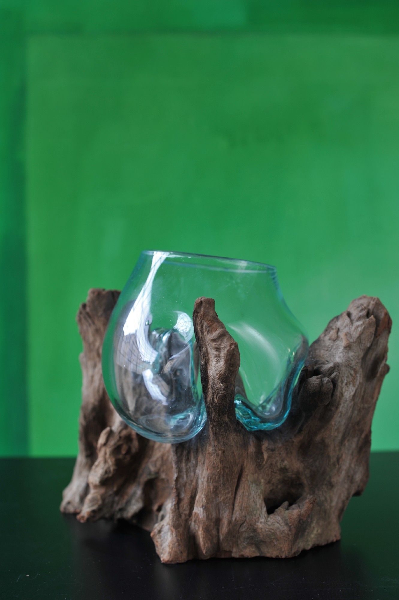 Wurzelholz-Glasvase, B ca. 20 cm, H ca. 26 cm, T ca. 17 cm