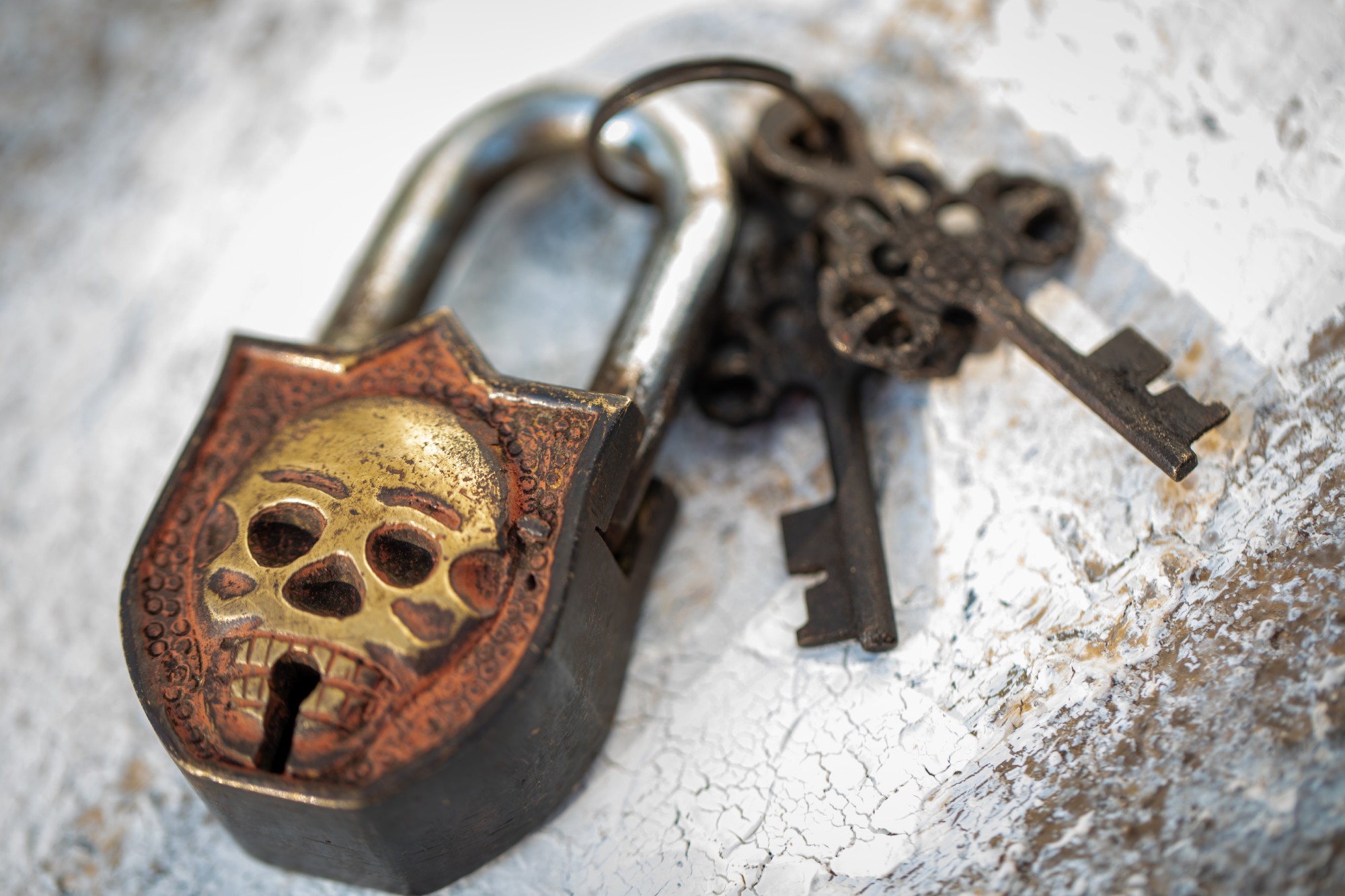 Schloss 'Totenkopf', rot, H 8,5 cm