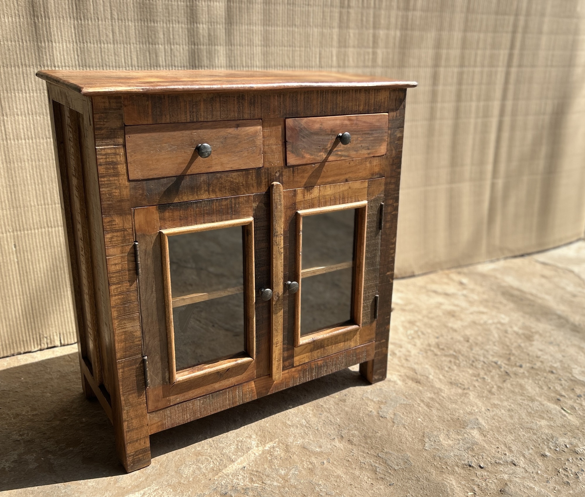 Vitrinen-Schrank aus recyceltem Holz, H 80 cm, B 75 cm, L 40 cm