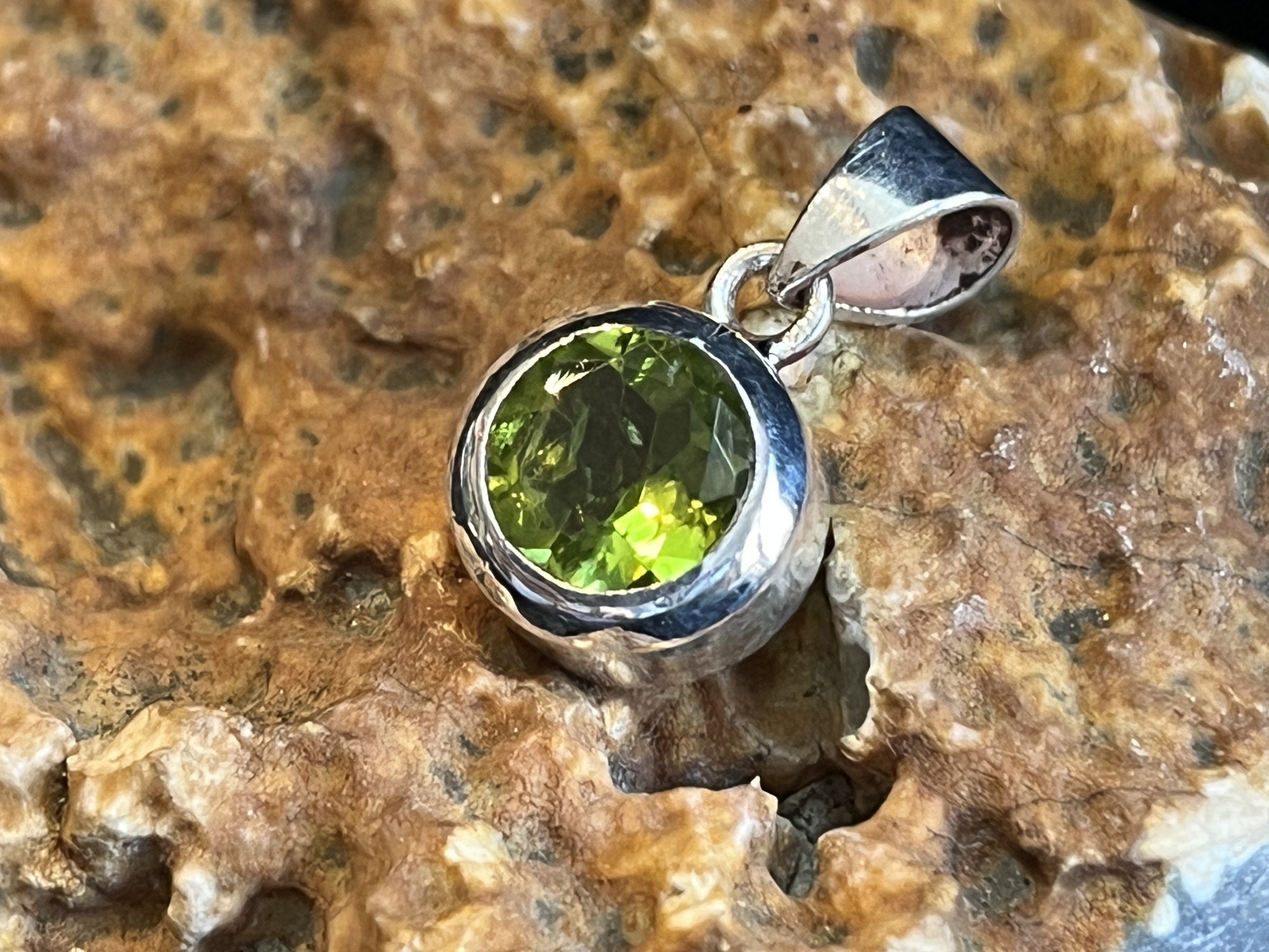 Anhänger 925er Silber 'Peridot', Ø 8 mm