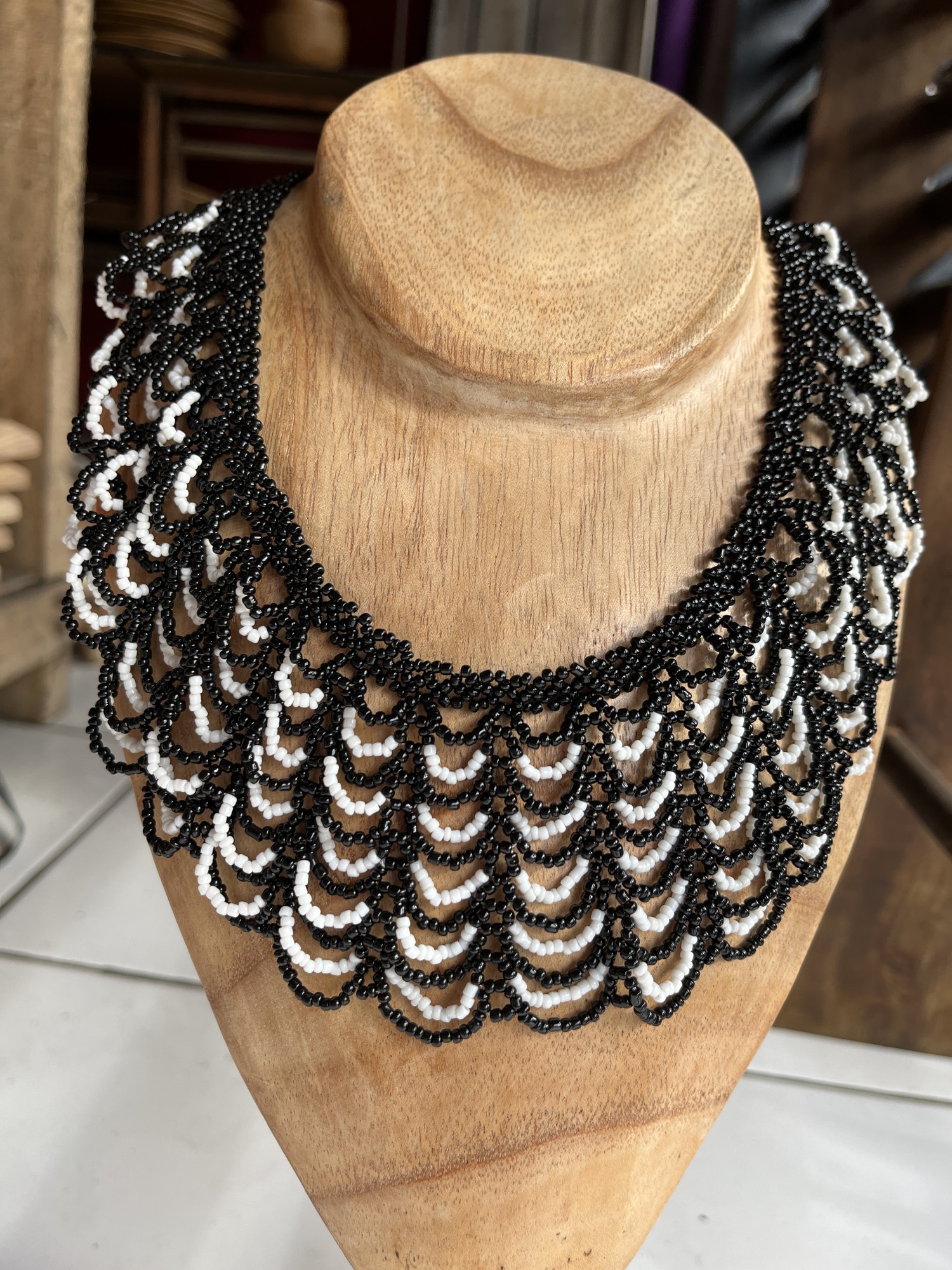 Collier aus Glasperlen, schwarz, weiß, H 25 cm, B 18 cm