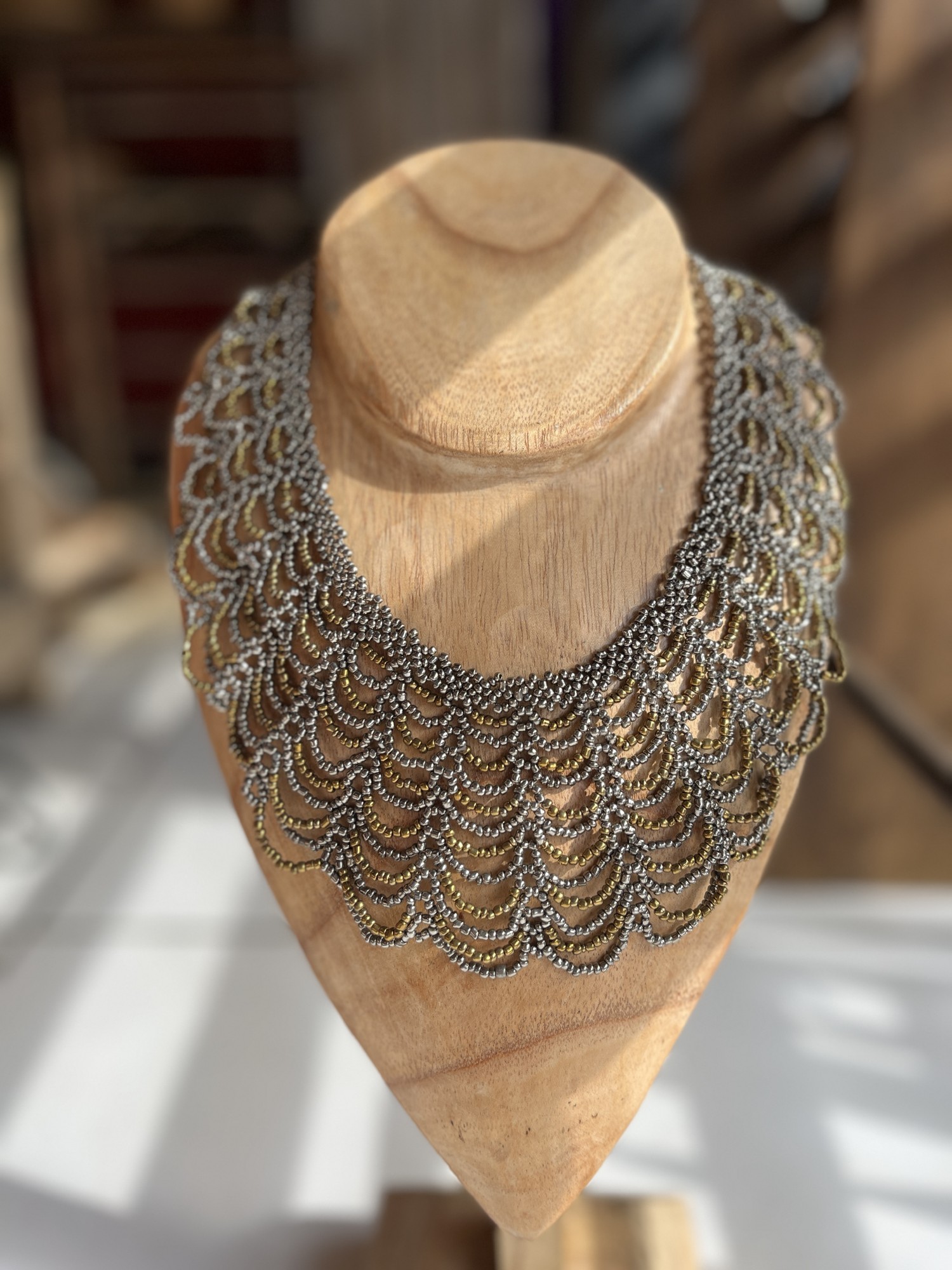 Collier aus Glasperlen, silbergrau, gold, H 25 cm, B 18 cm