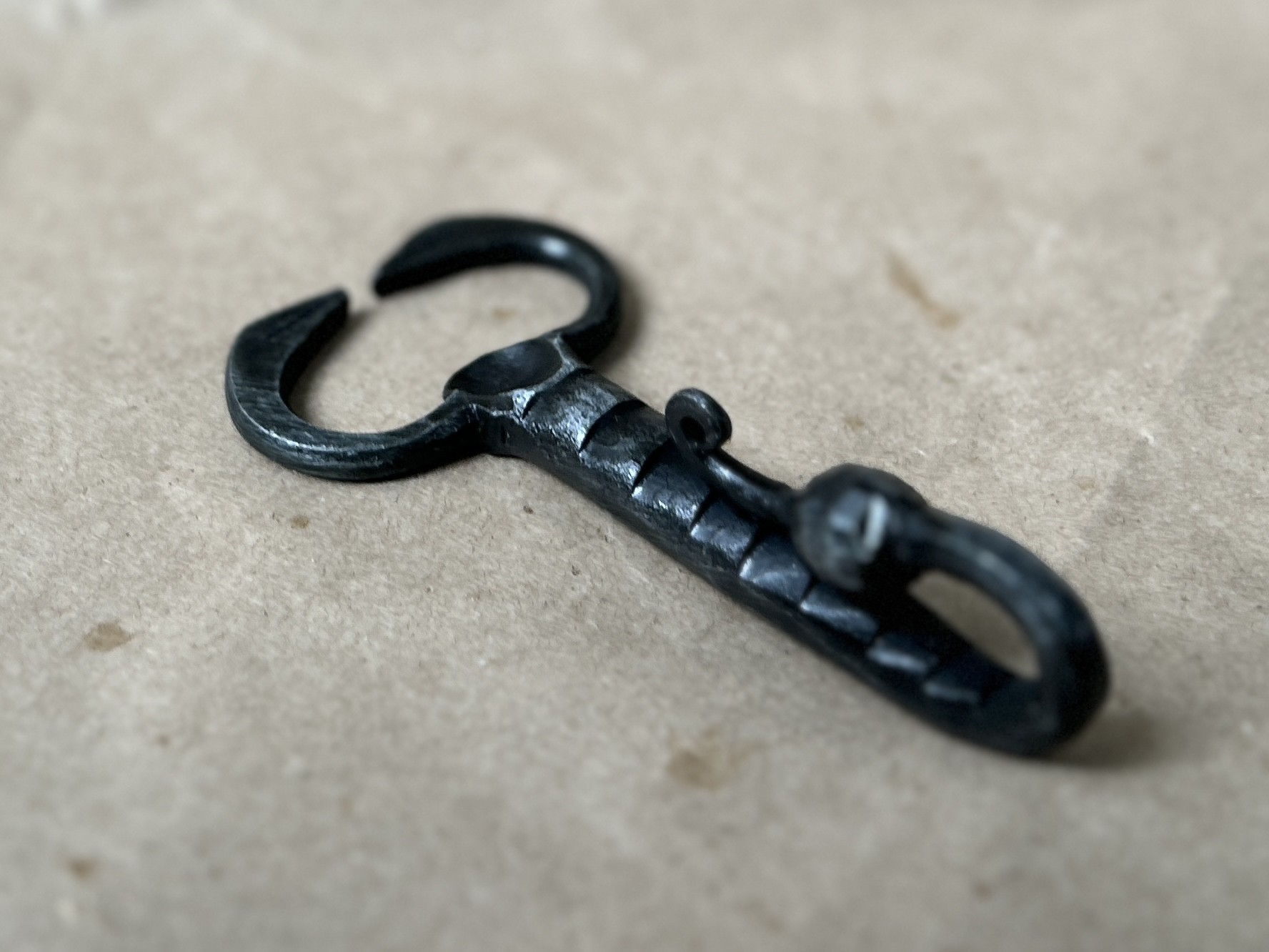 Flaschenöffner aus Eisen, anthrazit, H 9 cm, B 5 cm