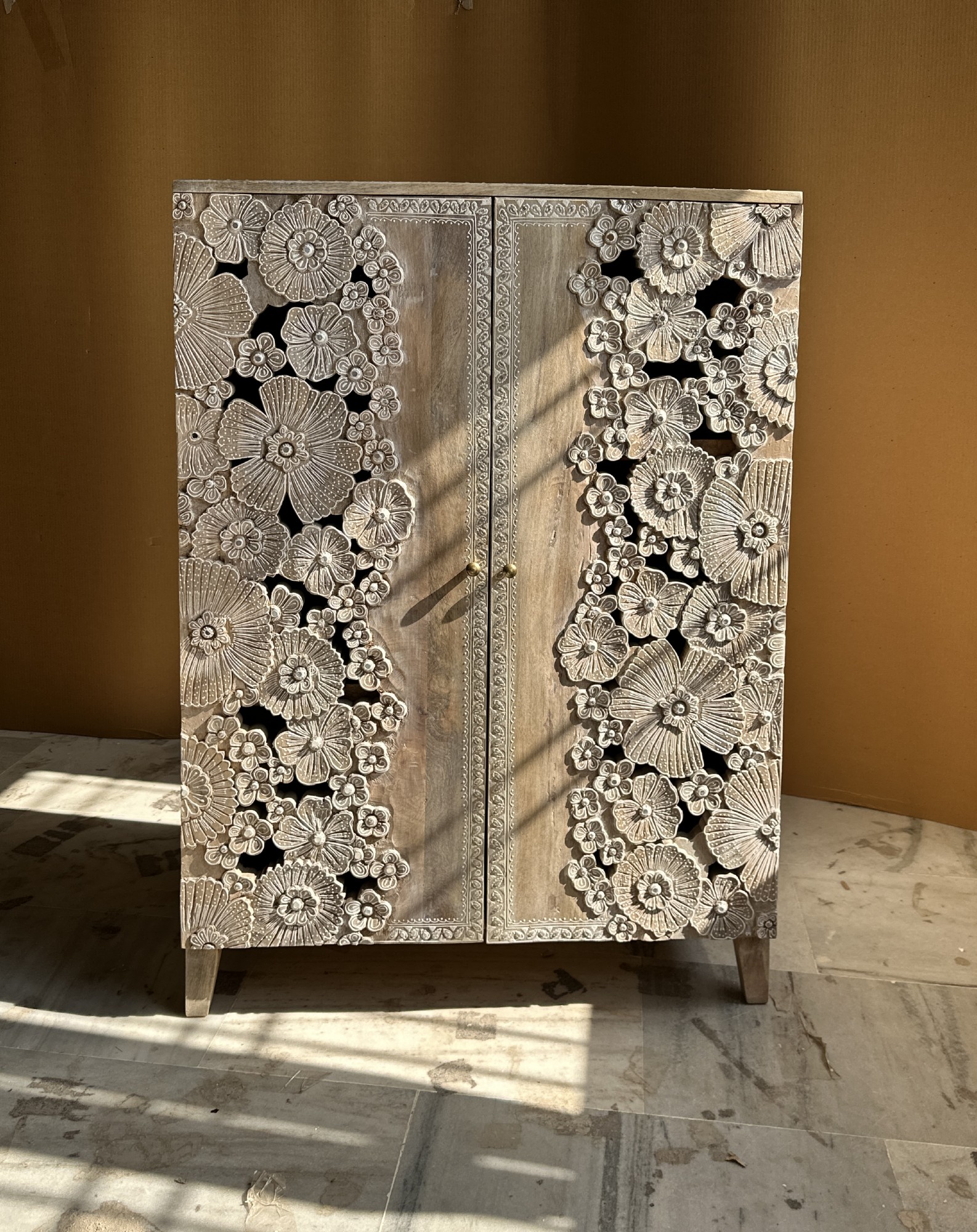 Kommode 'Flower carving' aus Mangoholz, whitewash, B 76 cm, T 33 cm, H 105 cm